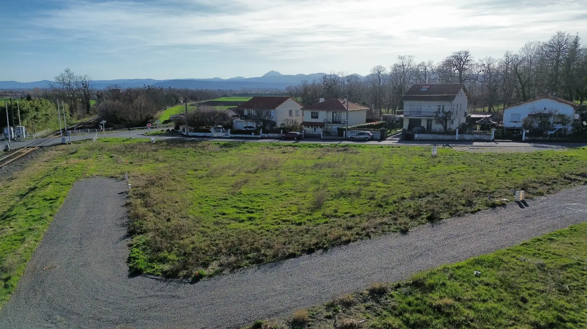 Terrain constructible viabilisé de 558 m² à Pessat-Villeneuve 