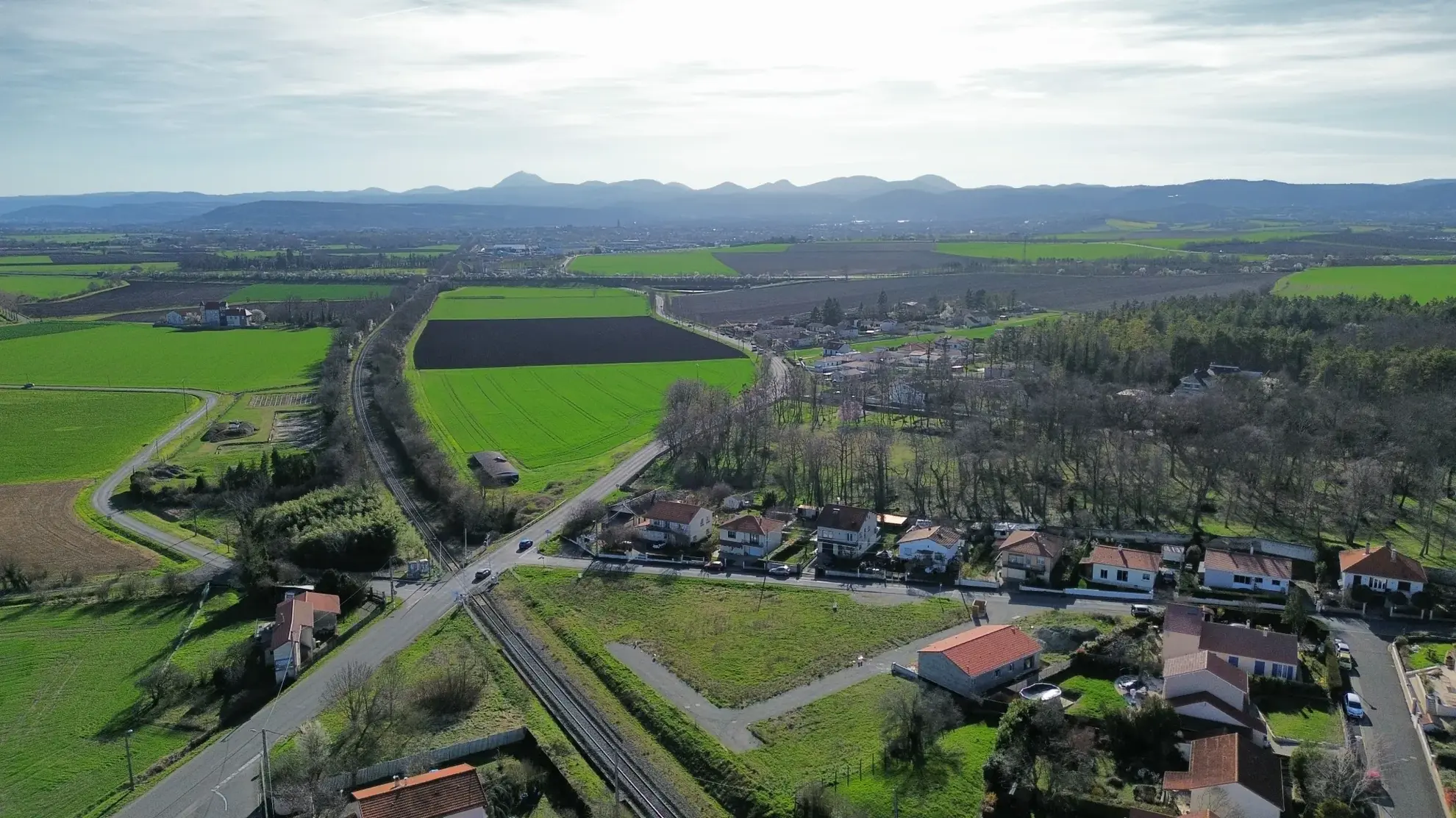 Terrain constructible viabilisé de 558 m² à Pessat-Villeneuve 