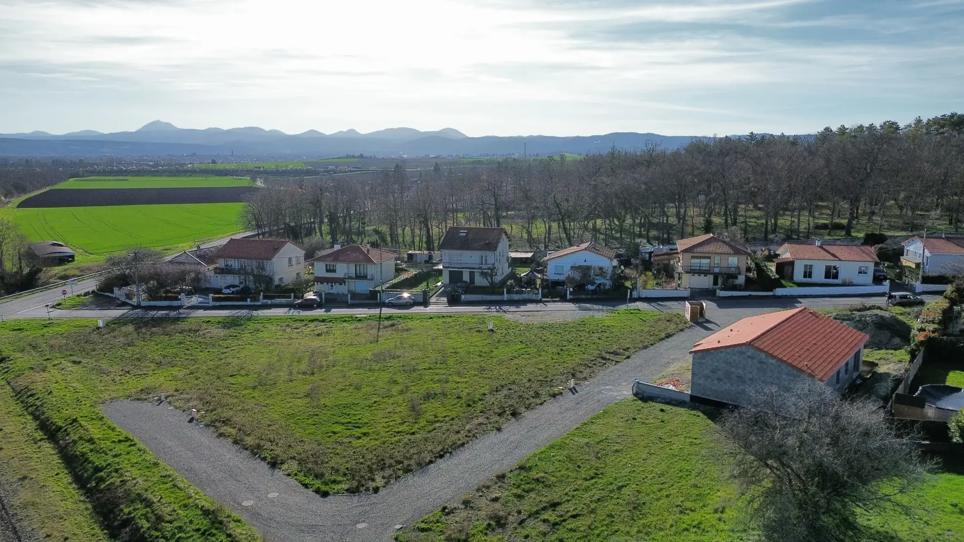 Terrain constructible viabilisé de 558 m² à Pessat-Villeneuve 