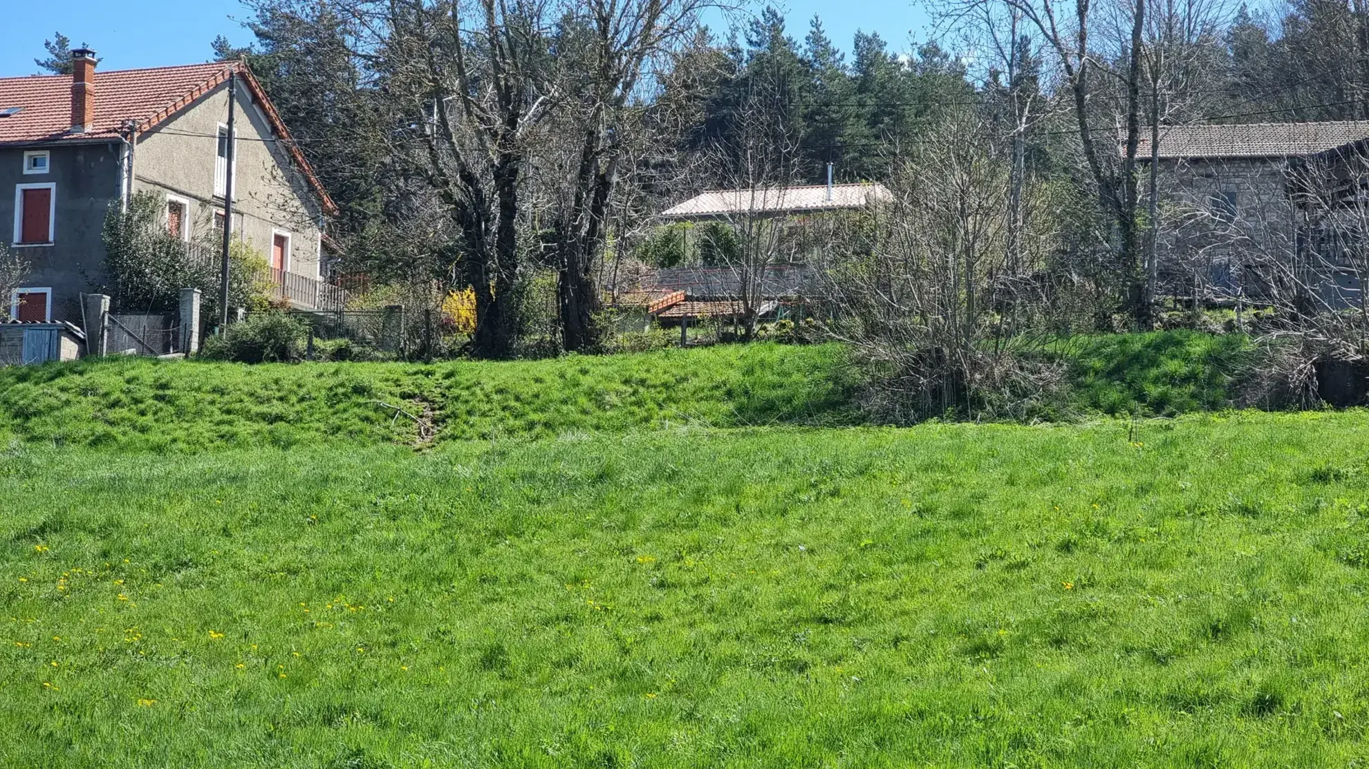 Terrain constructible à vendre à Coucouron, 4 165 m² avec permis, au prix de 54 000 € 