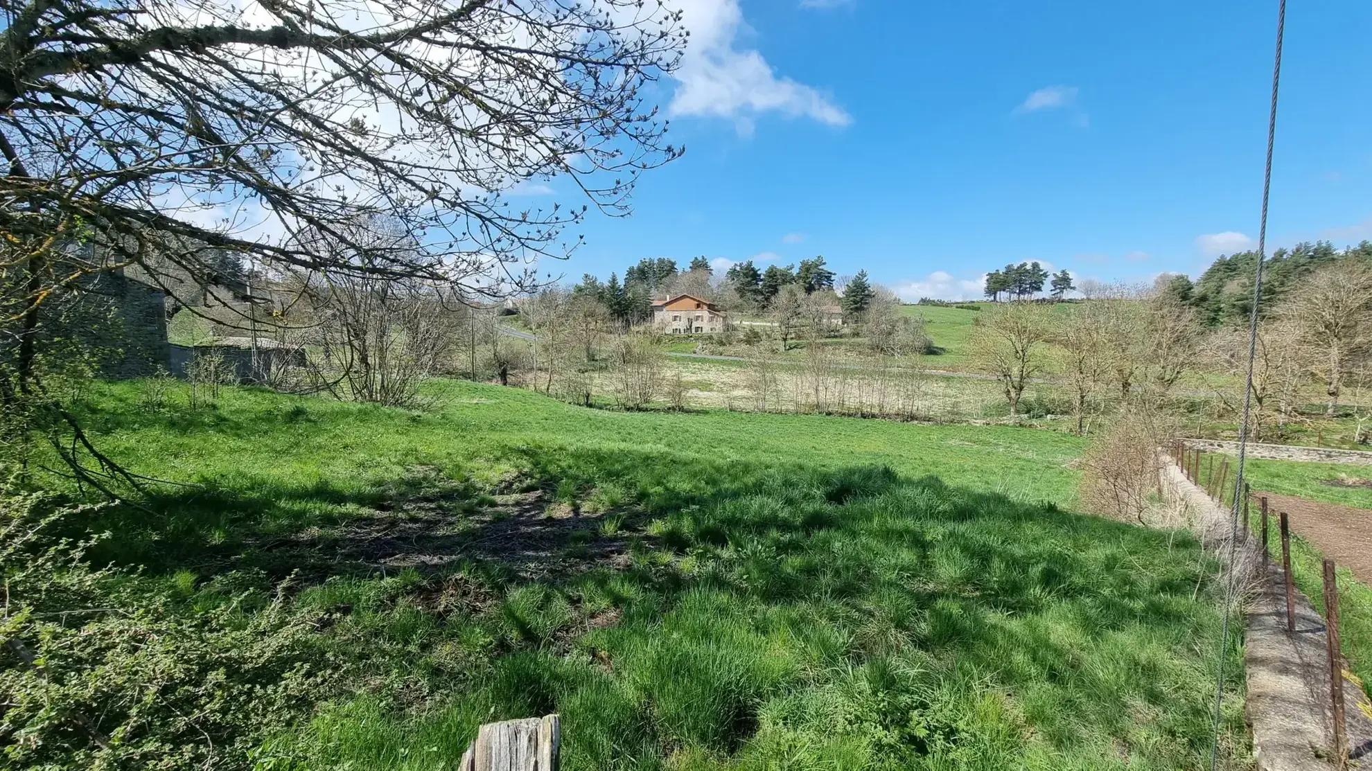 Terrain constructible à vendre à Coucouron, 4 165 m² avec permis, au prix de 54 000 € 