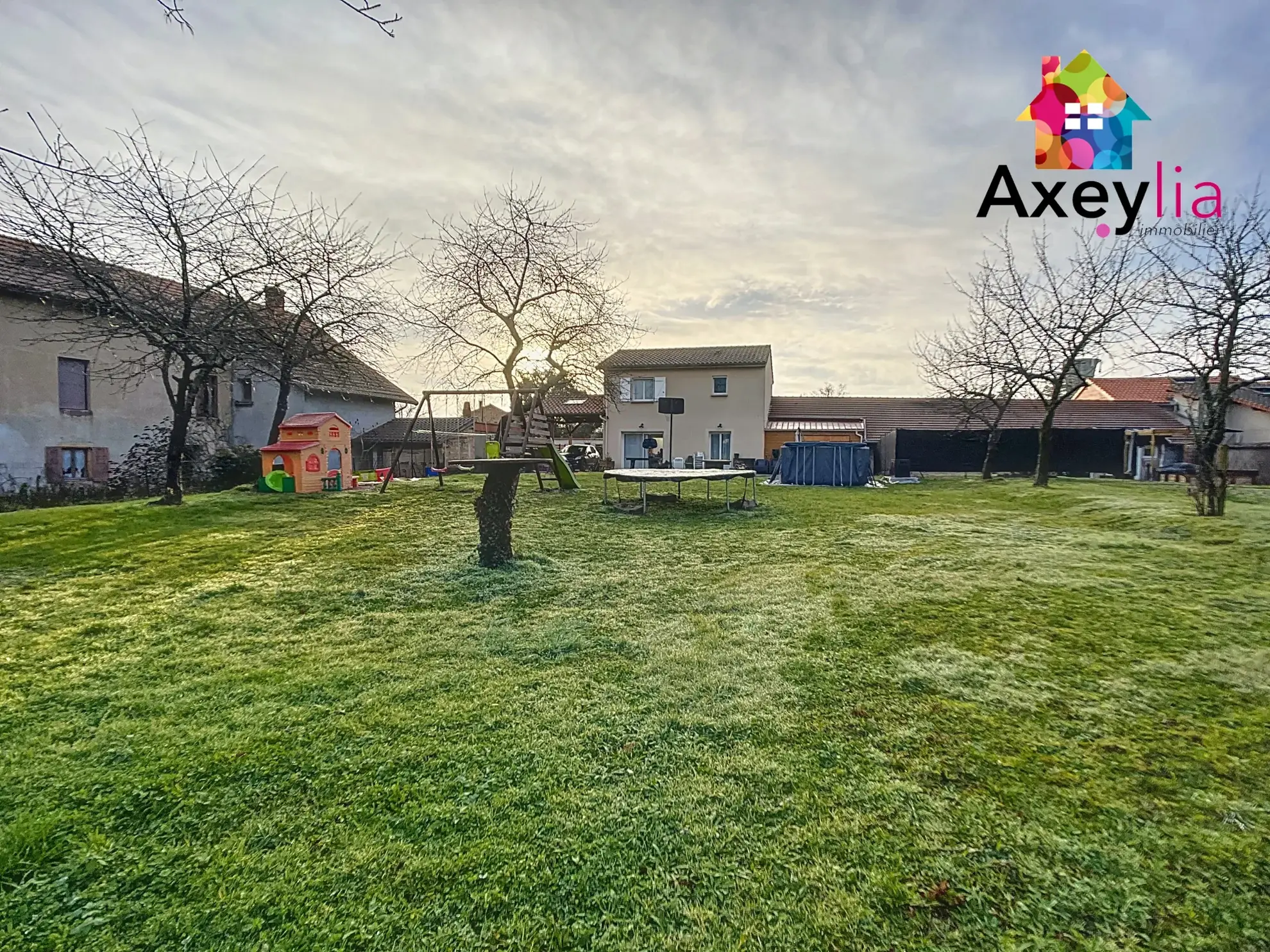 Maison à vendre à Saint-Romain-la-Motte avec piscine et terrain clos