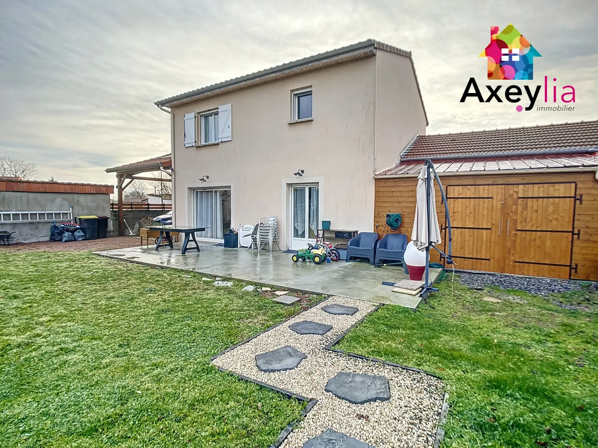 Maison à vendre à Saint-Romain-la-Motte avec piscine et terrain clos 
