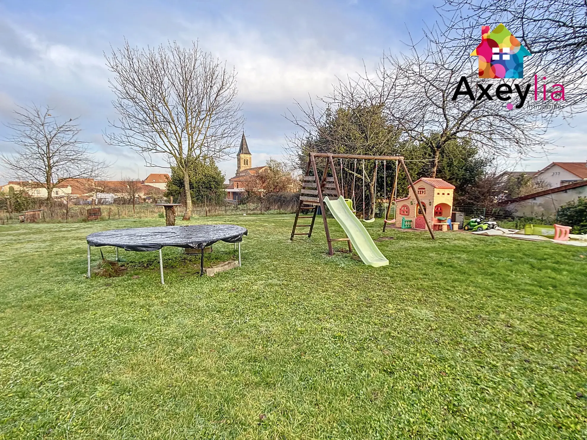 Maison à vendre à Saint-Romain-la-Motte avec piscine et terrain clos 