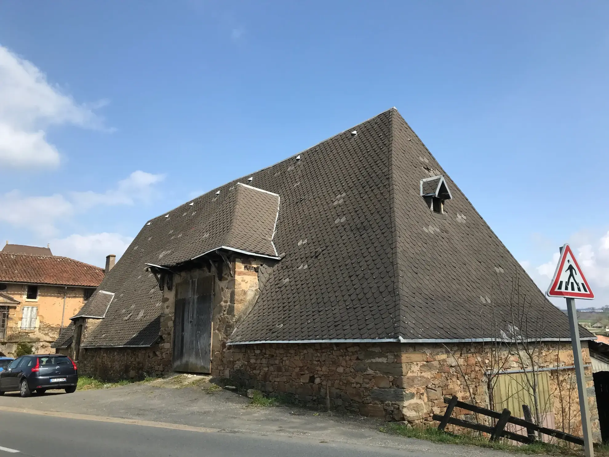 Magnifique grange à vendre à Saint-Julien-de-Piganiol, potentiel de transformation en habitation