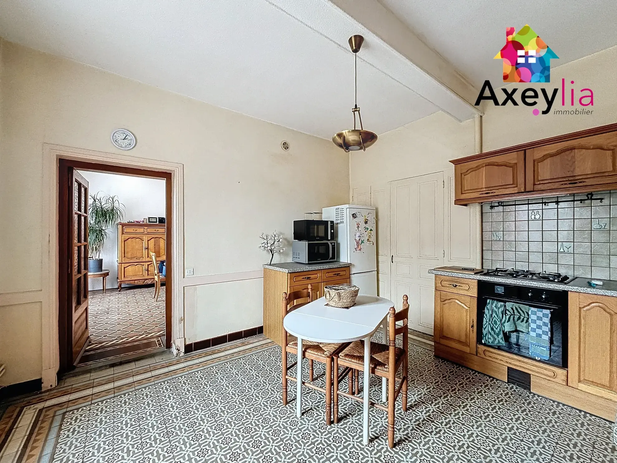 Maison à vendre à Pouilly-sous-Charlieu avec terrain, dépendances, garage et potentiel d'extension 