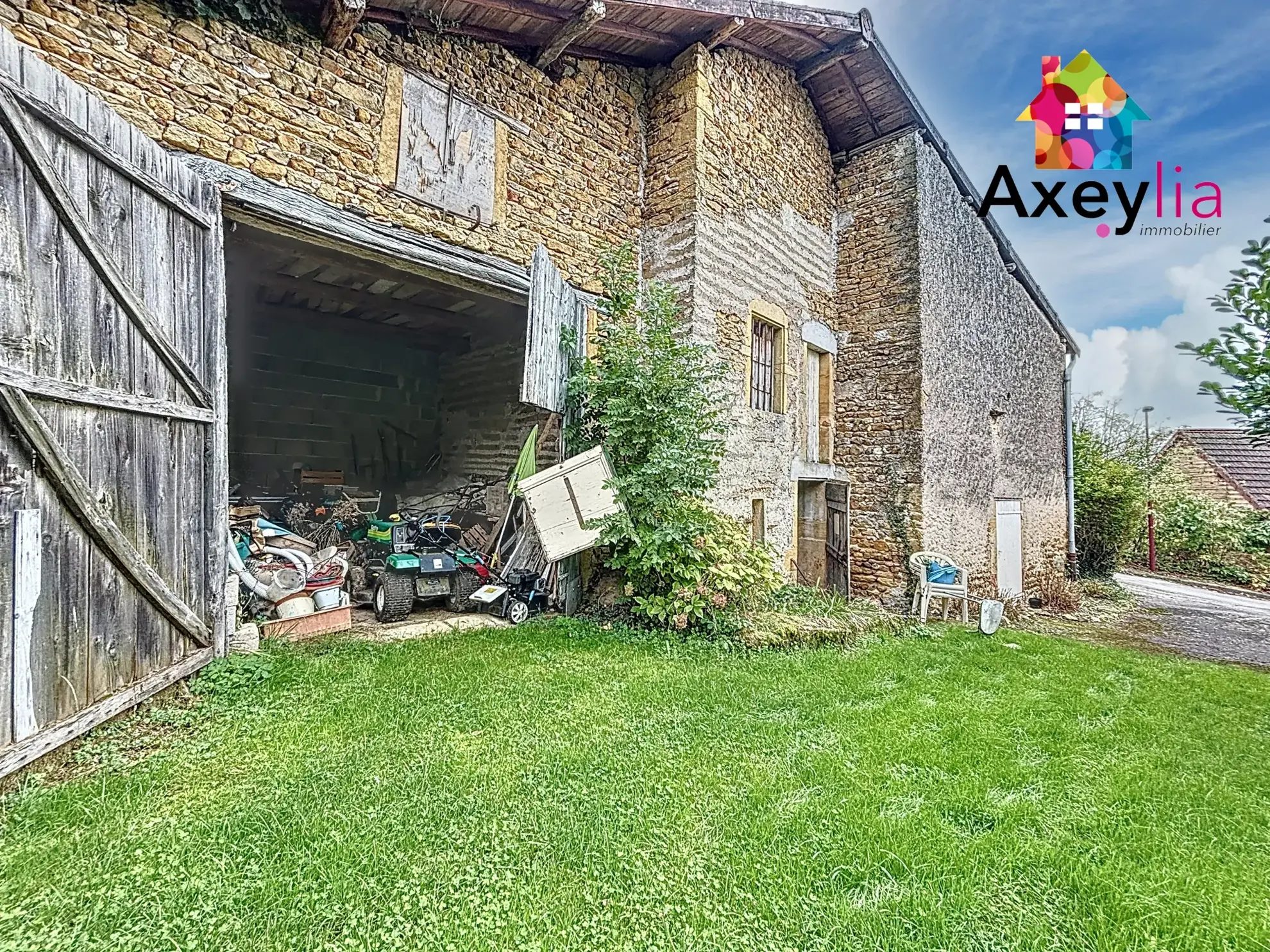 Maison à vendre à Pouilly-sous-Charlieu avec terrain, dépendances, garage et potentiel d'extension 