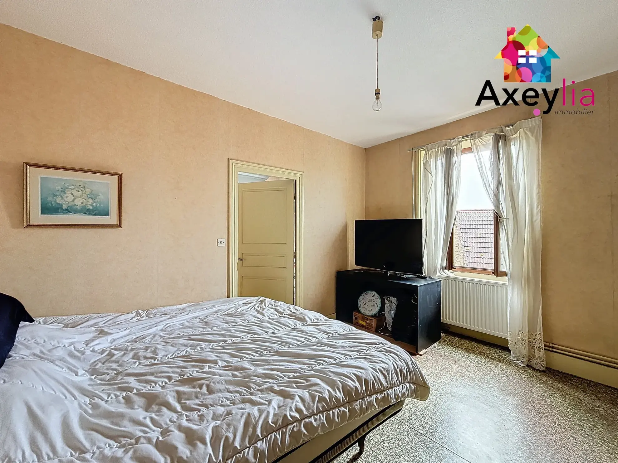 Maison à vendre à Pouilly-sous-Charlieu avec terrain, dépendances, garage et potentiel d'extension 