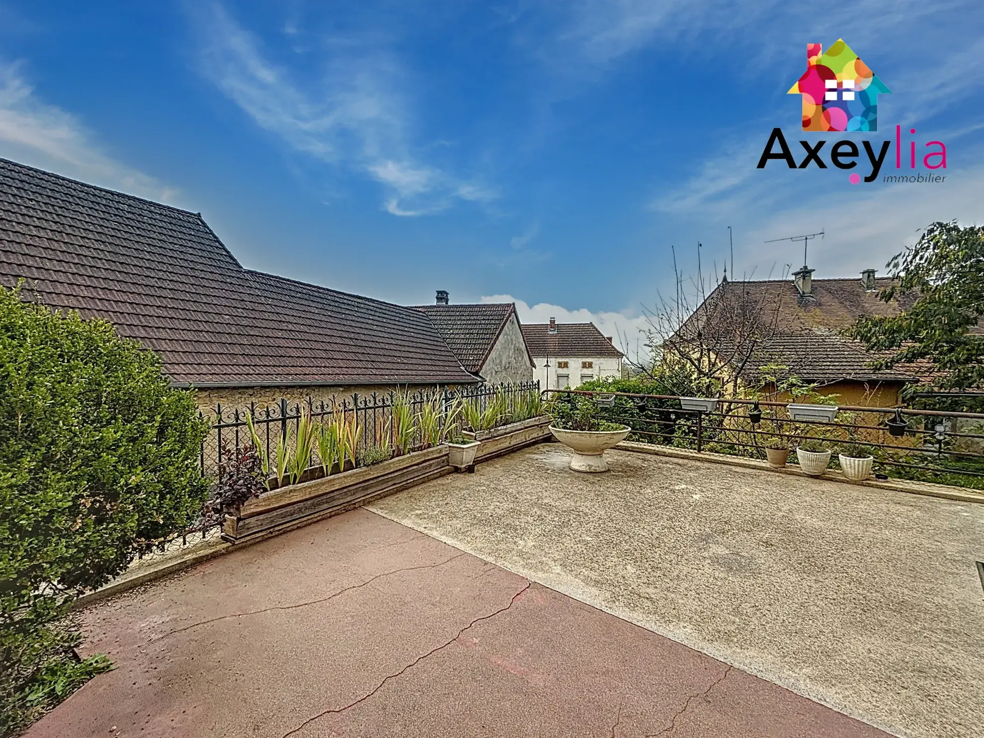 Maison à vendre à Pouilly-sous-Charlieu avec terrain, dépendances, garage et potentiel d'extension 