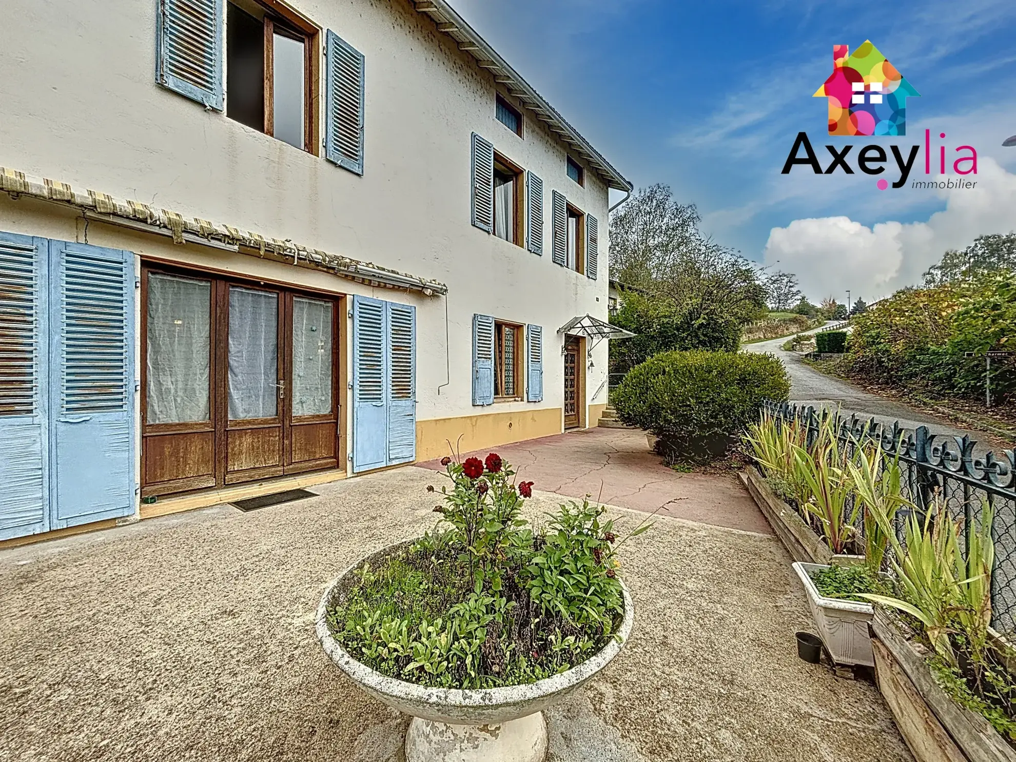 Maison à vendre à Pouilly-sous-Charlieu avec terrain, dépendances, garage et potentiel d'extension 