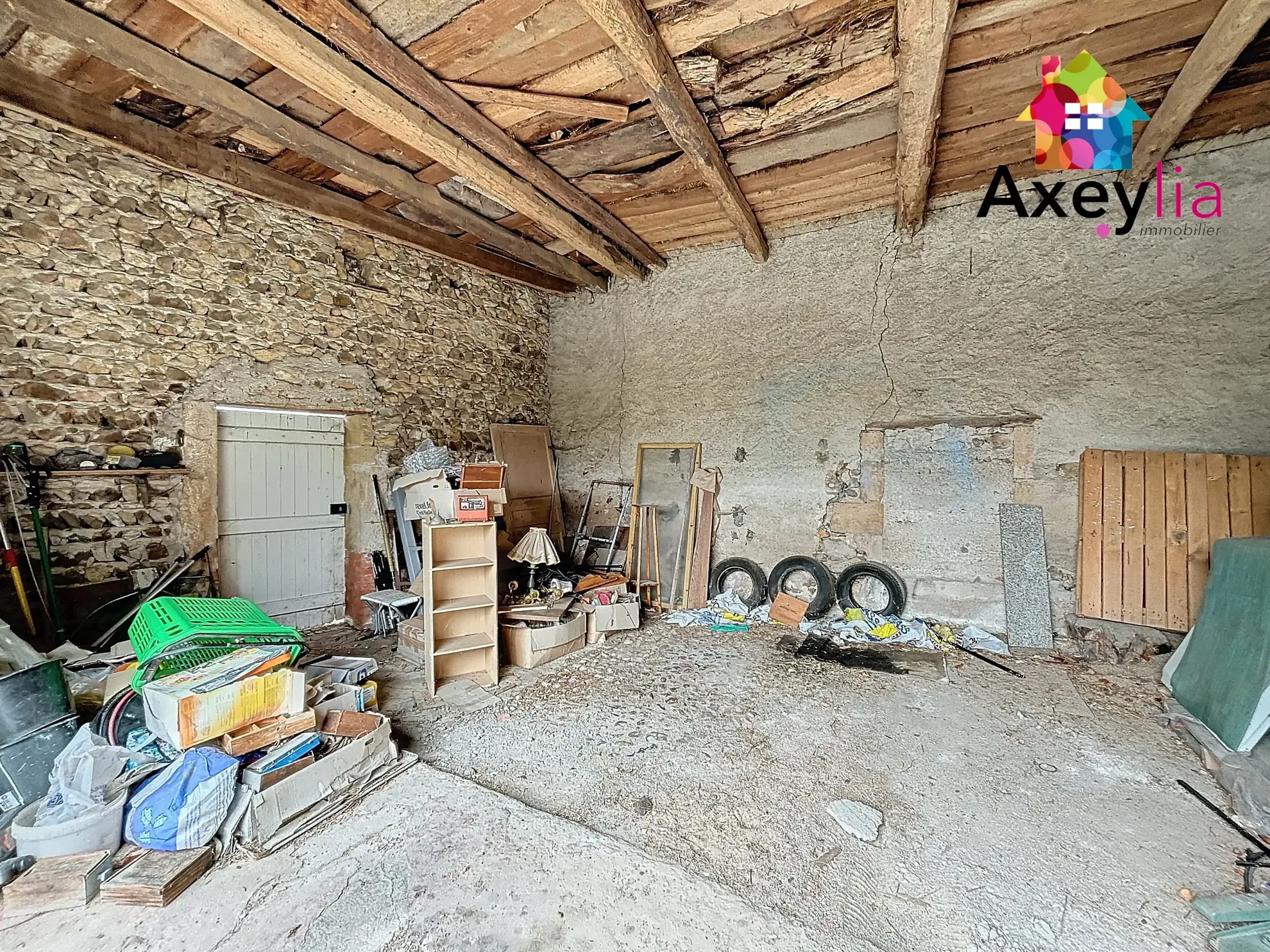 Maison à vendre à Pouilly-sous-Charlieu avec terrain, dépendances, garage et potentiel d'extension 