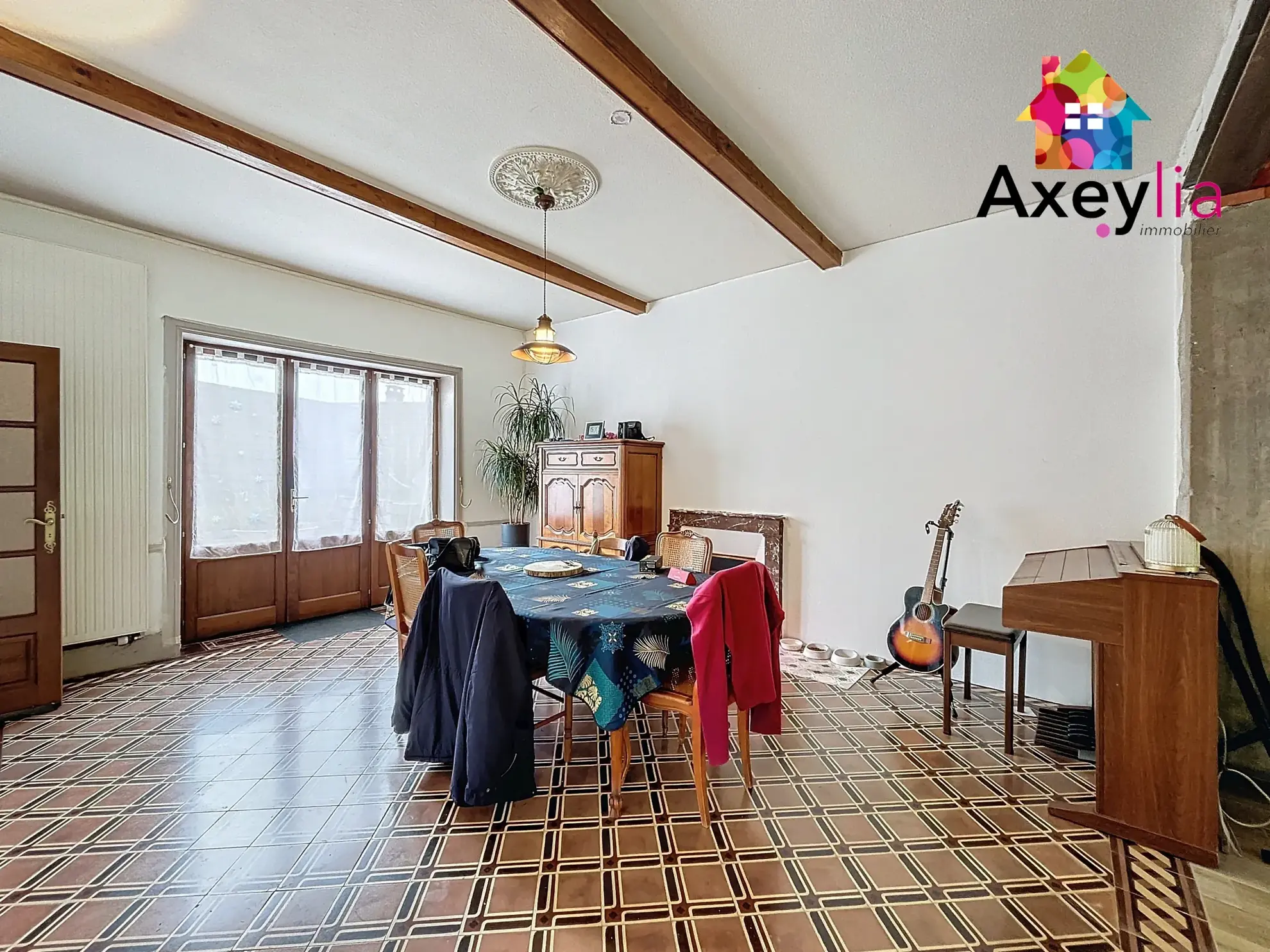 Maison à vendre à Pouilly-sous-Charlieu avec terrain, dépendances, garage et potentiel d'extension 