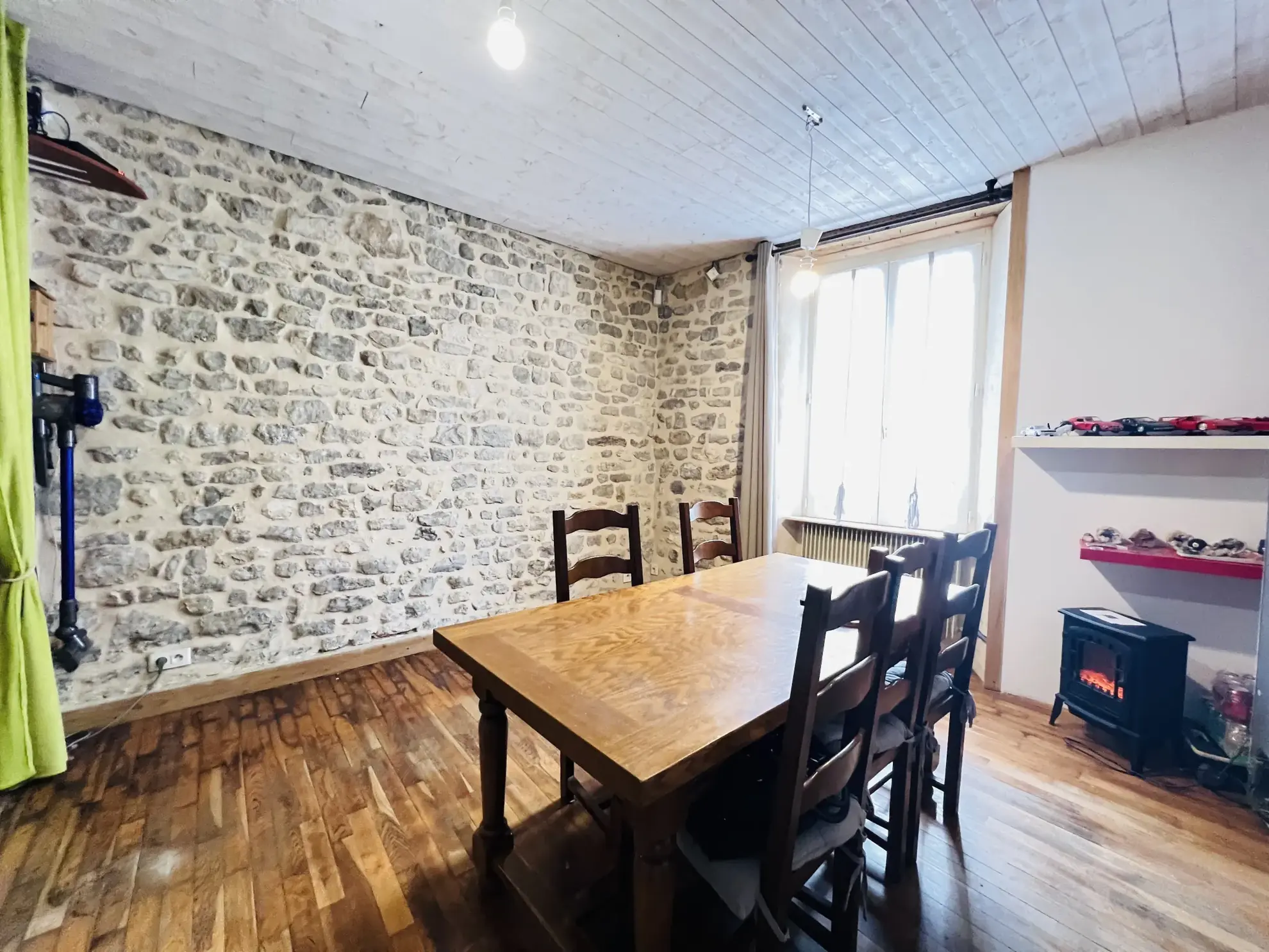 Maison à Voves avec dépendance et terrain de 275 m², 2 chambres 