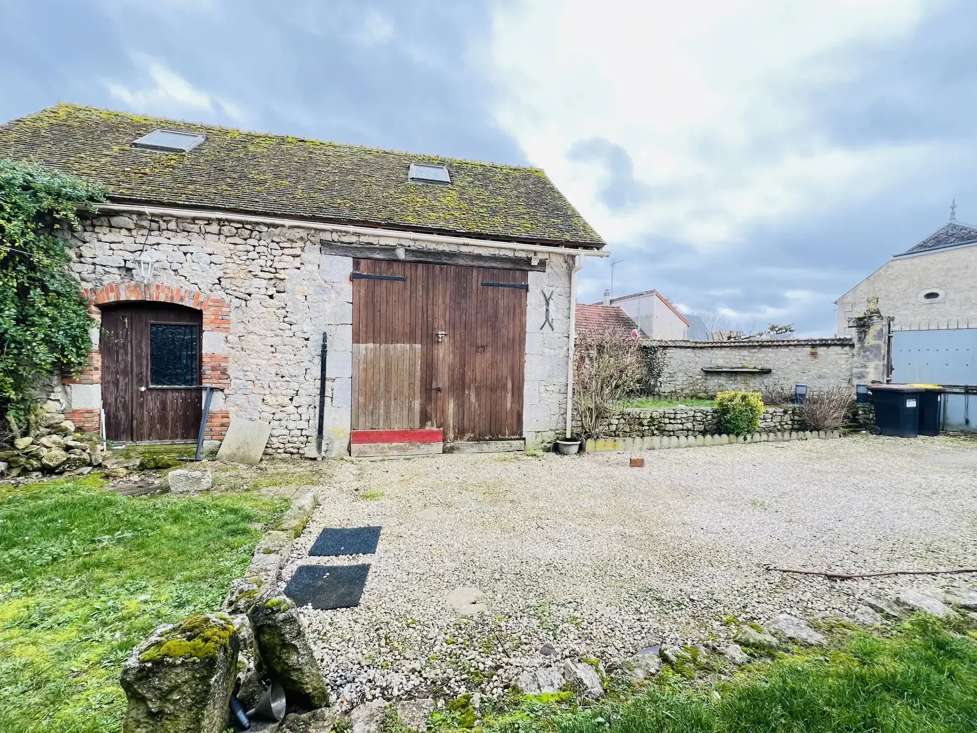 Maison à Voves avec dépendance et terrain de 275 m², 2 chambres 