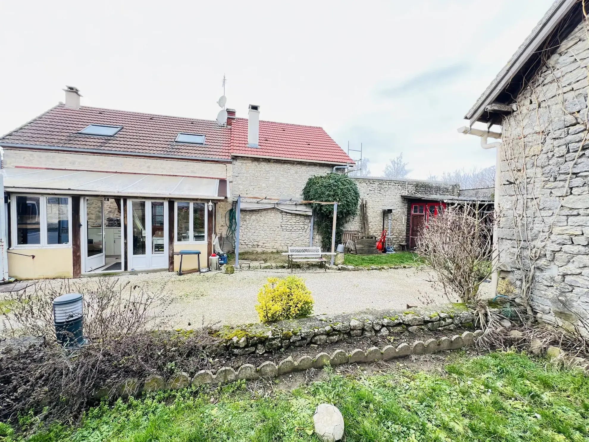 Maison à Voves avec dépendance et terrain de 275 m², 2 chambres 