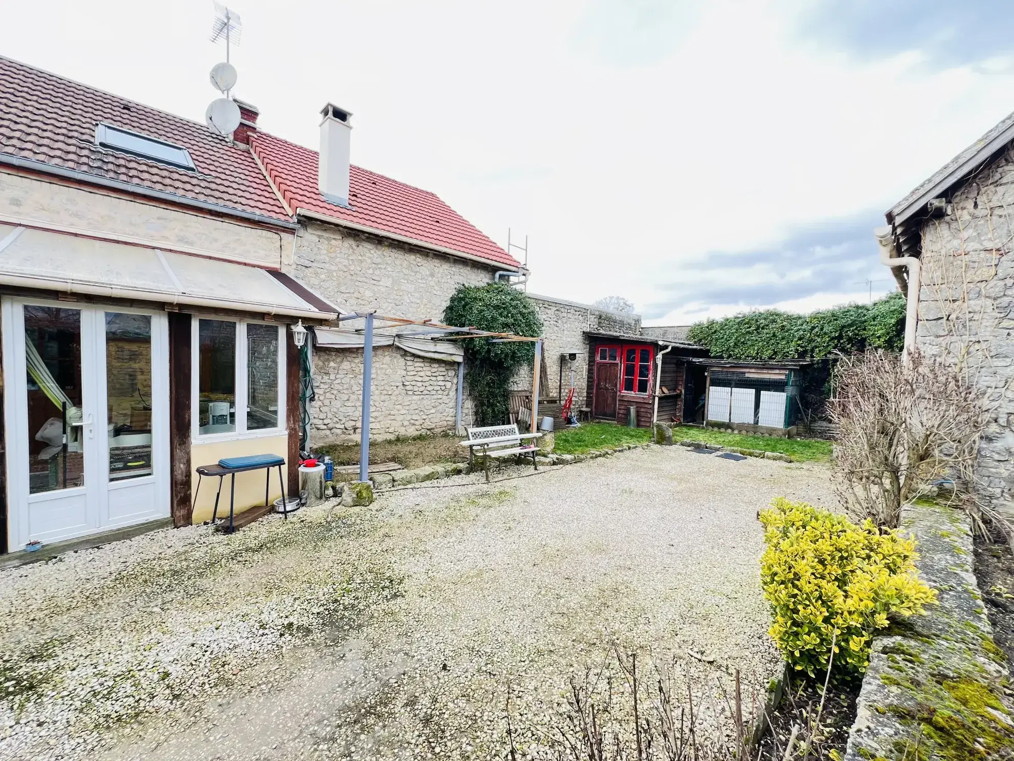 Maison à Voves avec dépendance et terrain de 275 m², 2 chambres 