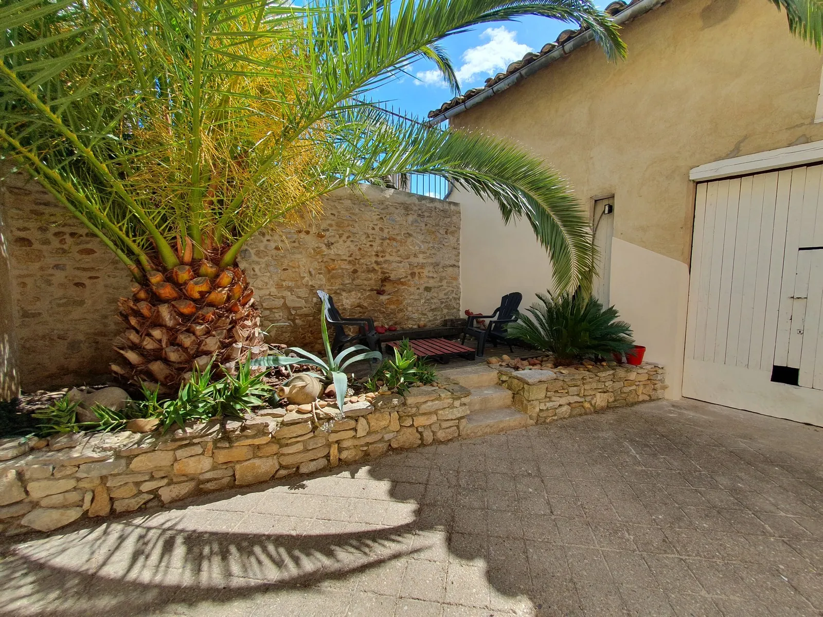 Maison de village rénovée à Laudun avec dépendances et cour, proche Uzès 