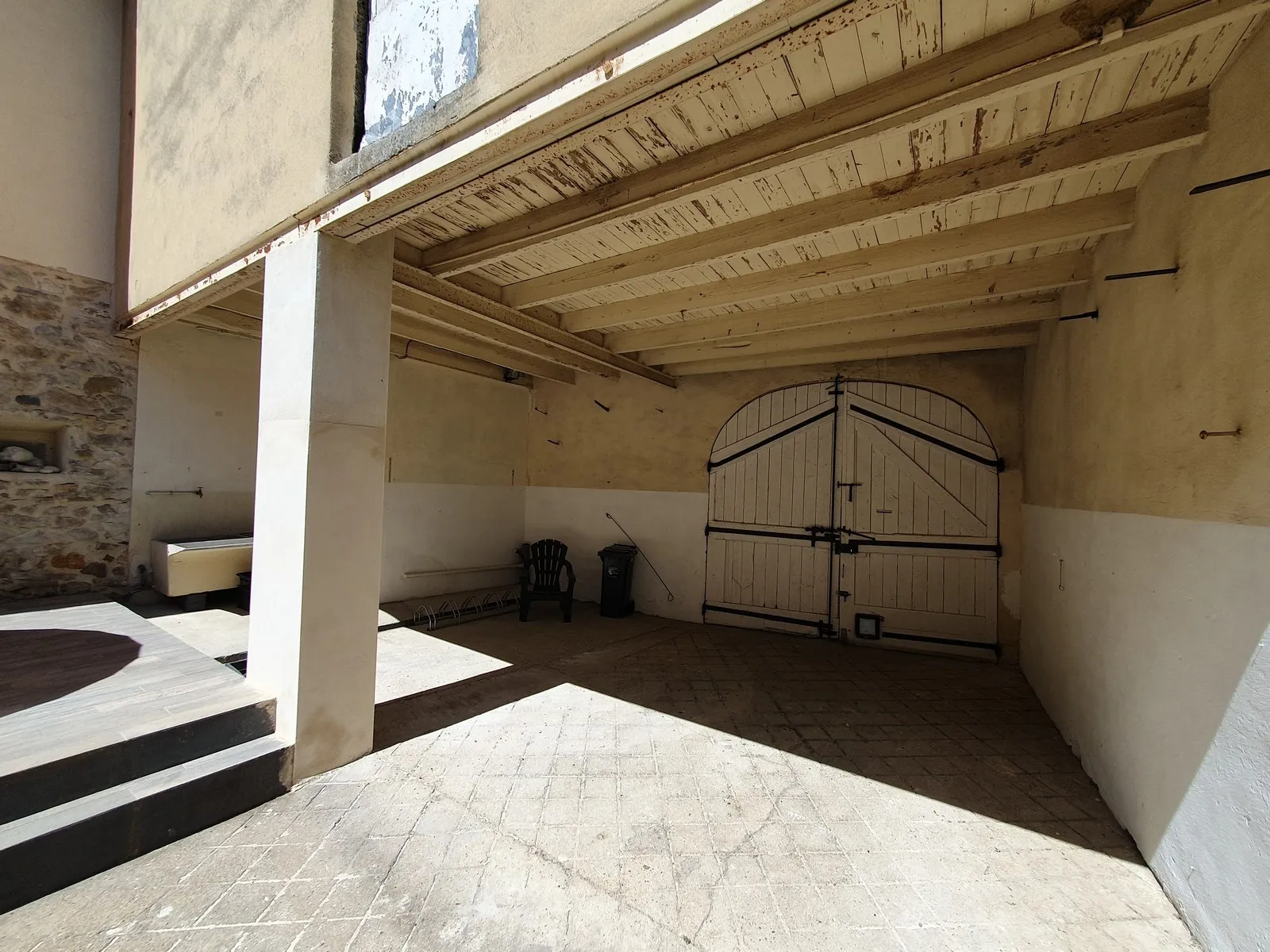 Maison de village rénovée à Laudun avec dépendances et cour, proche Uzès 