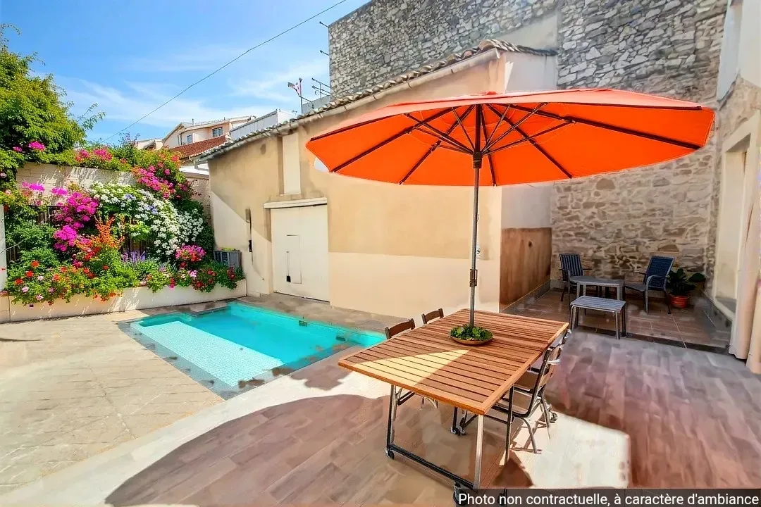 Maison de village rénovée à Laudun avec dépendances et cour, proche Uzès 