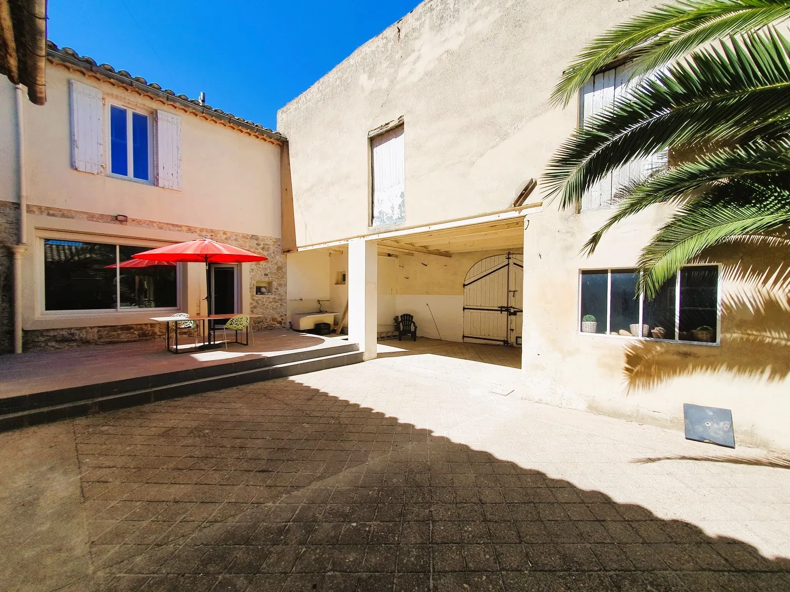 Maison de village rénovée à Laudun avec dépendances et cour, proche Uzès 