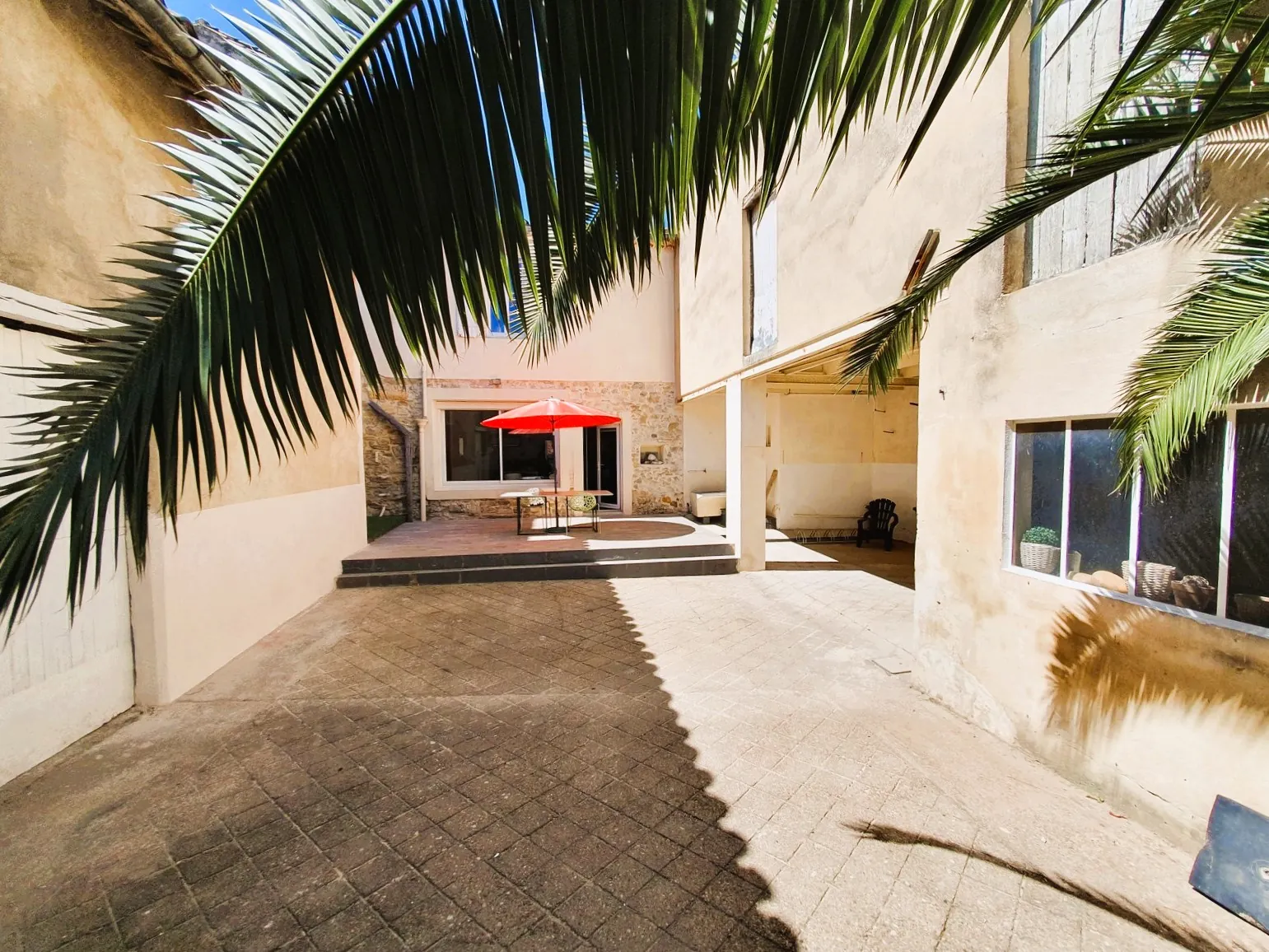 Maison de village rénovée à Laudun avec dépendances et cour, proche Uzès 