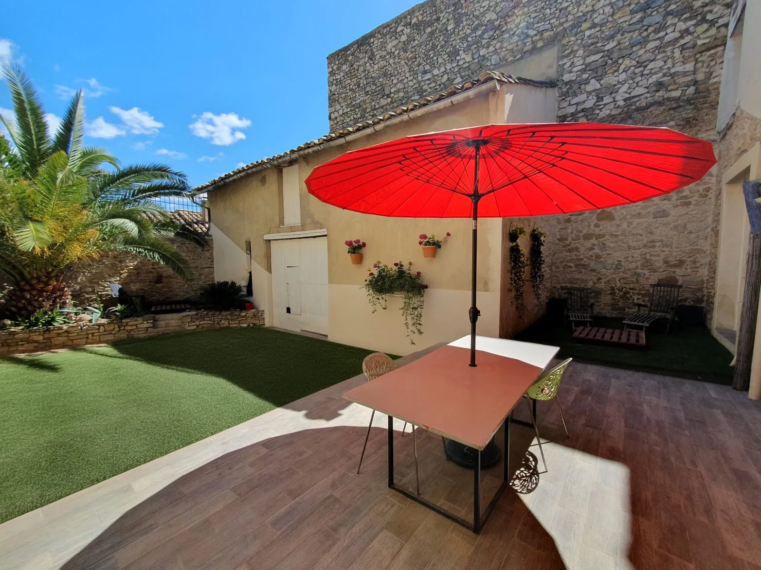 Maison de village rénovée à Laudun avec dépendances et cour, proche Uzès 