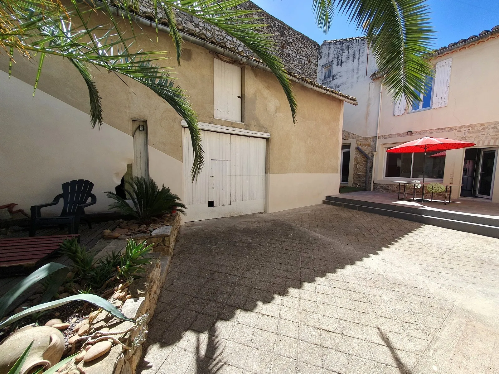 Maison de village rénovée à Laudun avec dépendances et cour, proche Uzès 