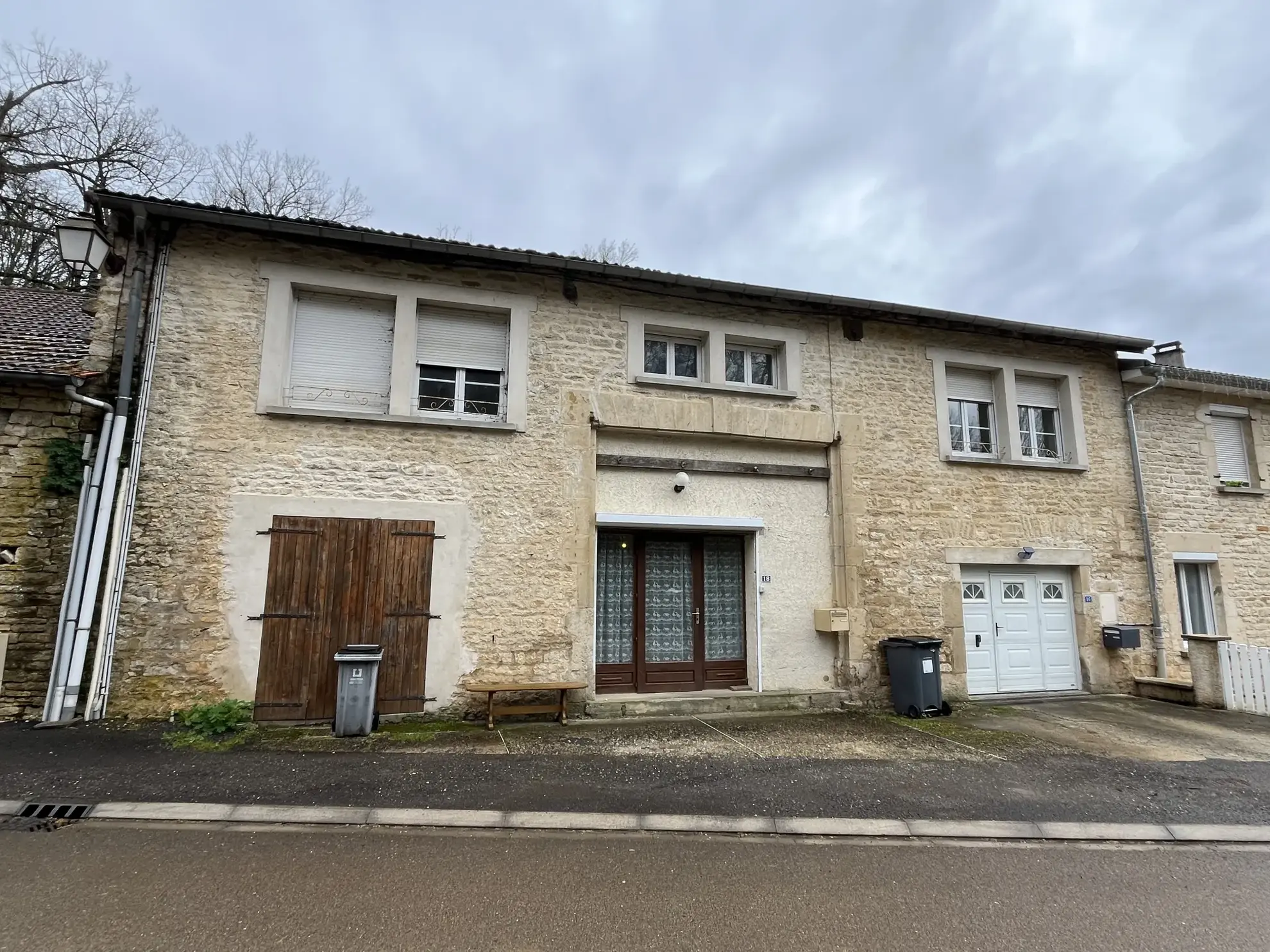 Immeuble rénové avec 3 appartements à vendre près de CHAUMONT
