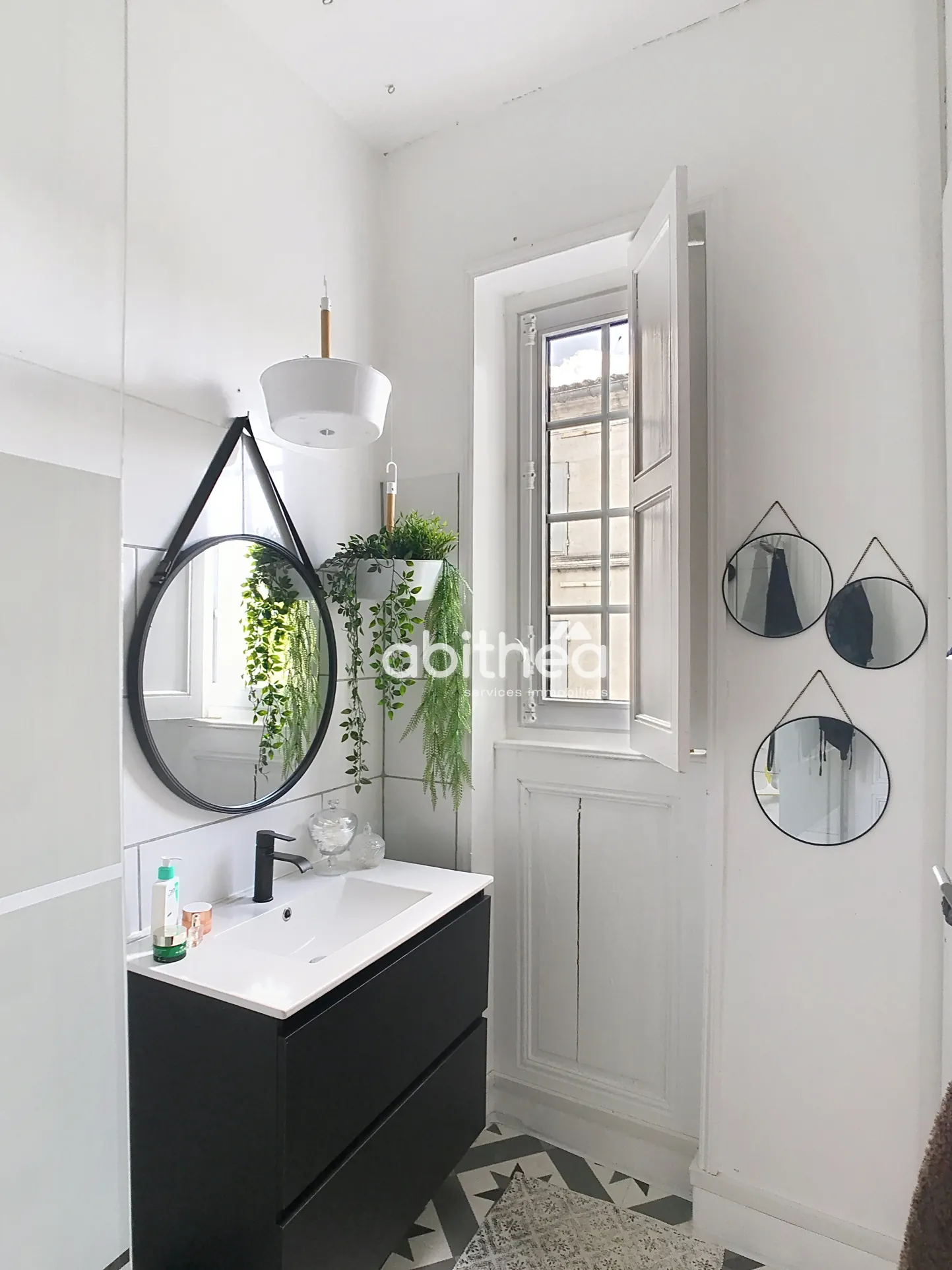 Maison de ville élégante de 240 m² à JARNAC avec jardin et dépendances 