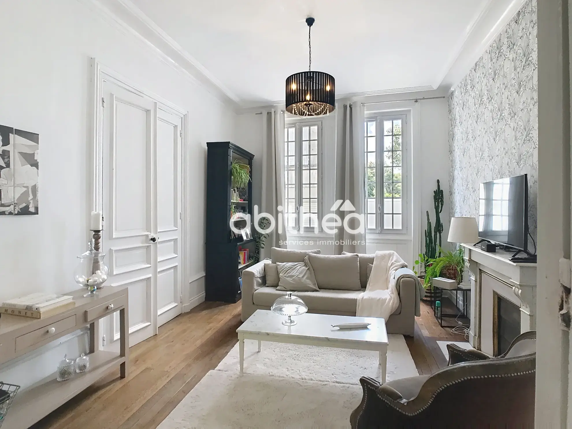 Maison de ville élégante de 240 m² à JARNAC avec jardin et dépendances 