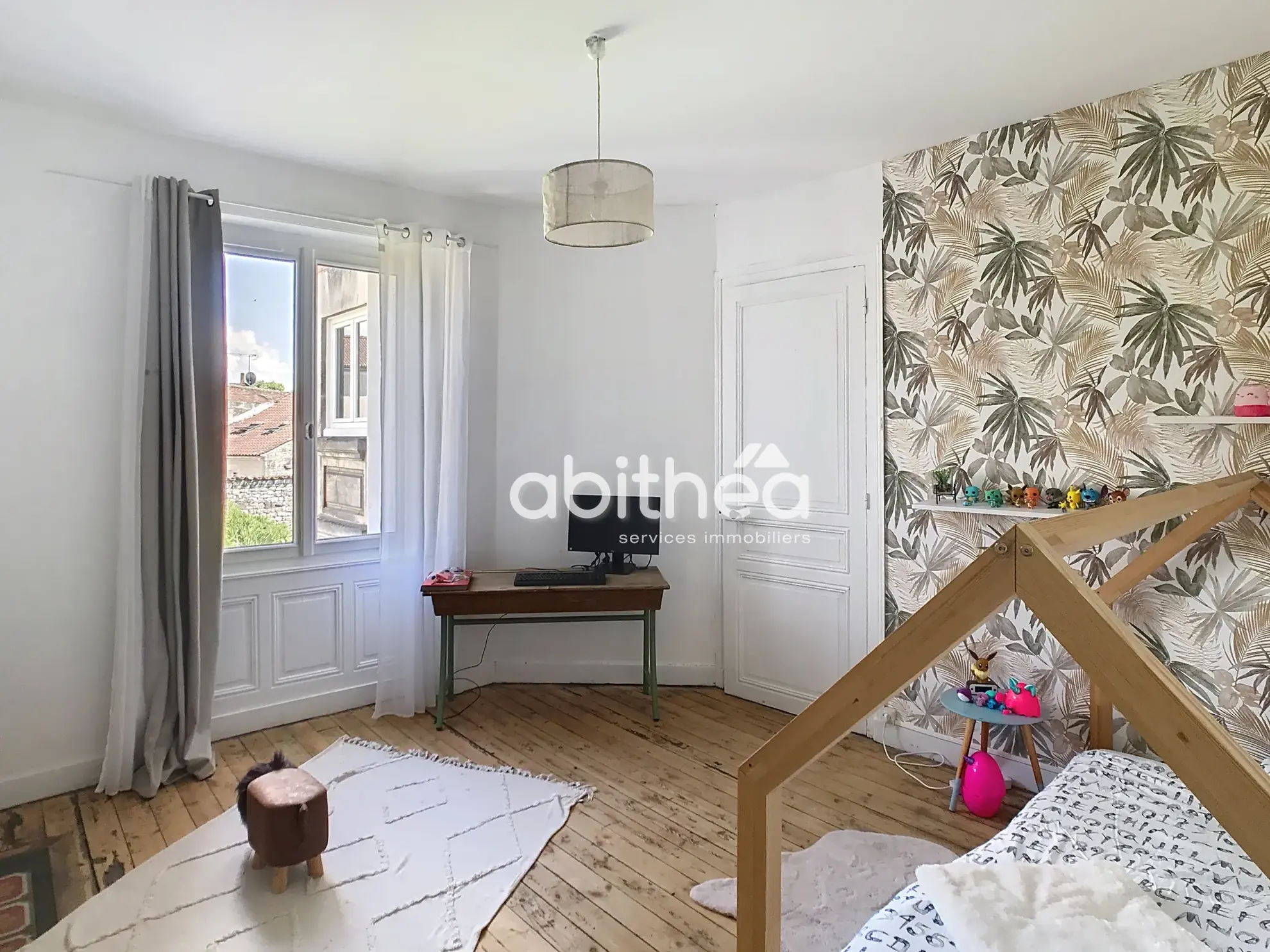 Maison de ville élégante de 240 m² à JARNAC avec jardin et dépendances 