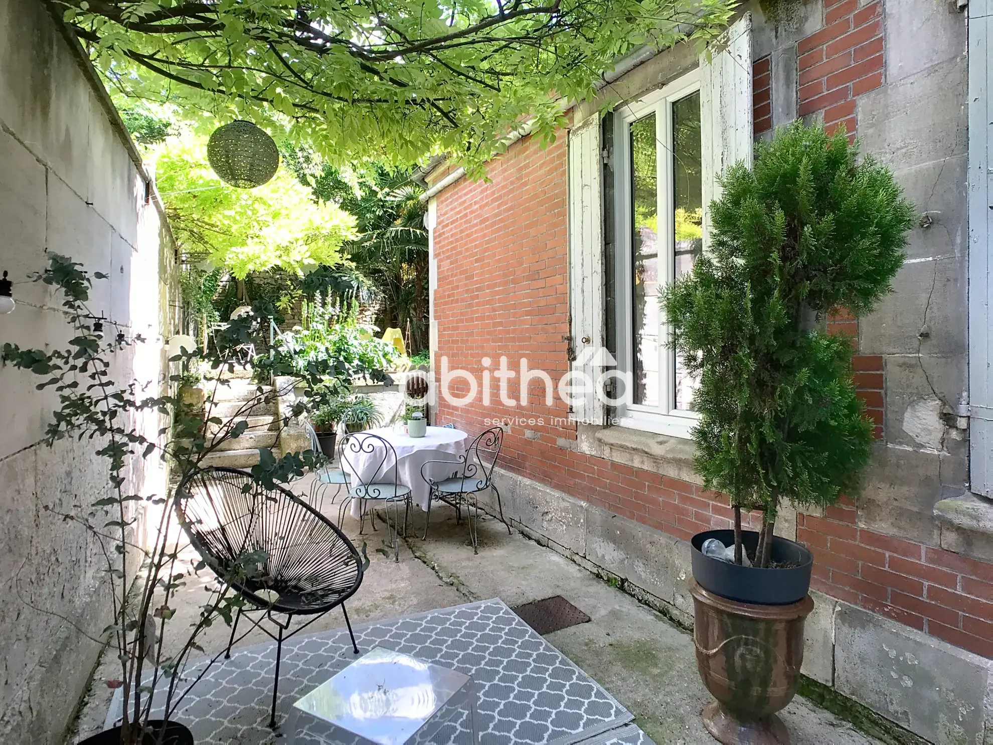 Belle maison en pierre de 240 m2 à Jarnac avec terrasse et jardin