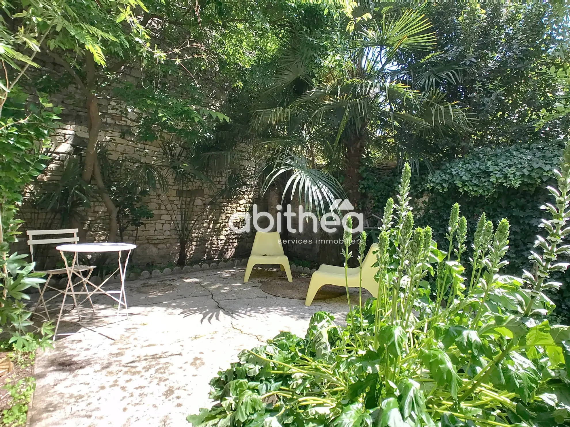 Maison de ville élégante de 240 m² à JARNAC avec jardin et dépendances 