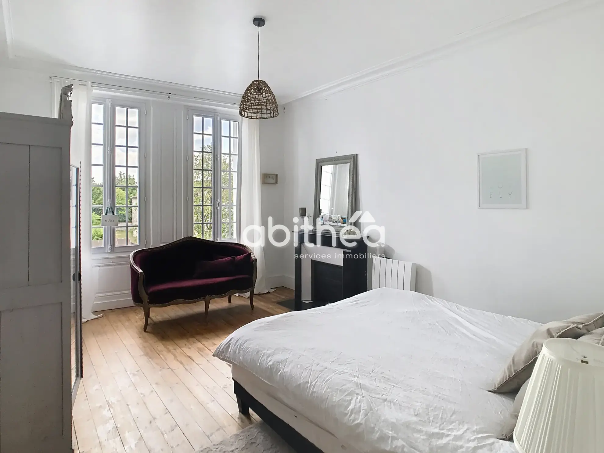 Maison de ville élégante de 240 m² à JARNAC avec jardin et dépendances 