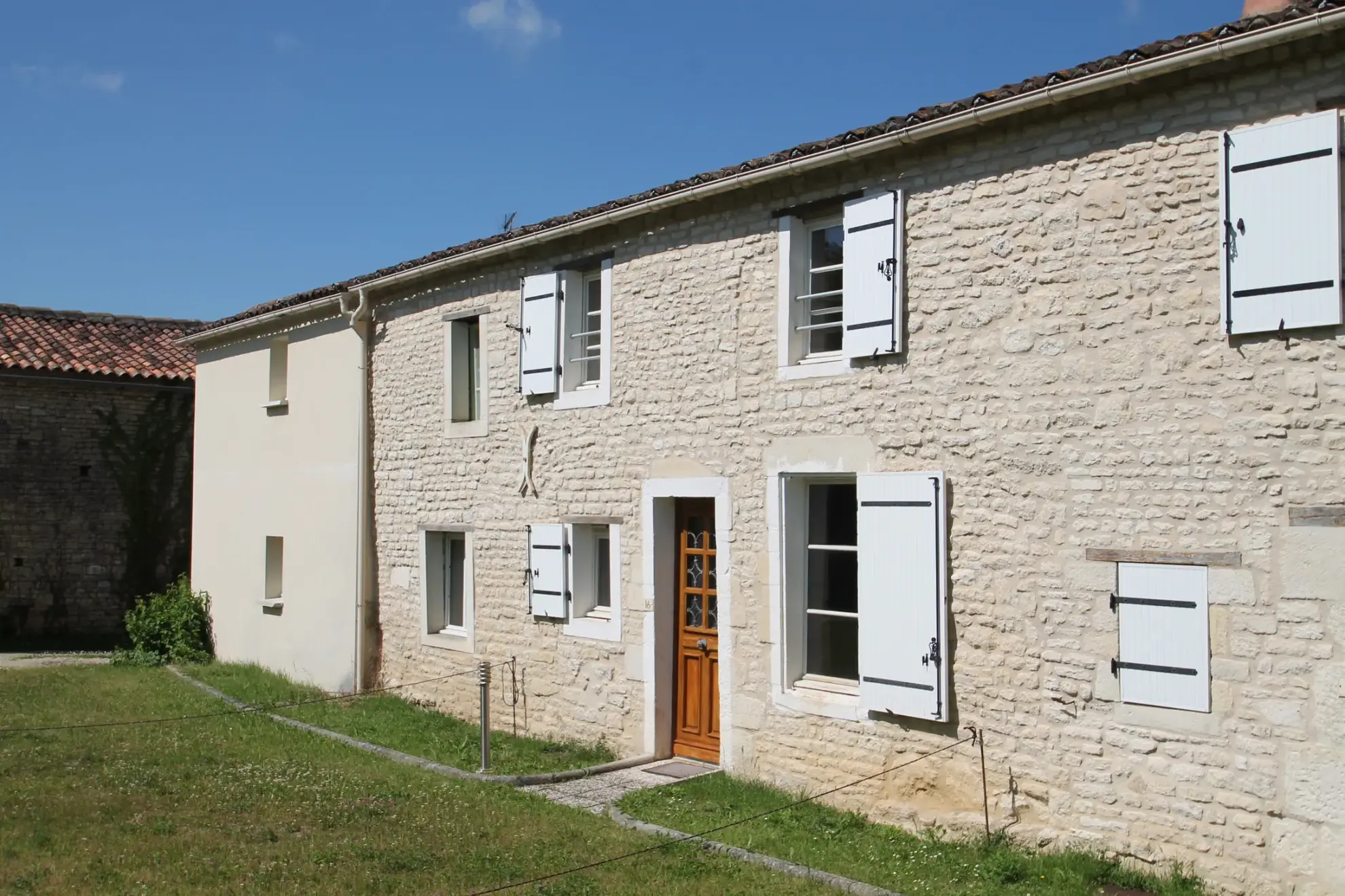 Charmante maison en pierre de 50 m² avec terrasse à Barbezières 