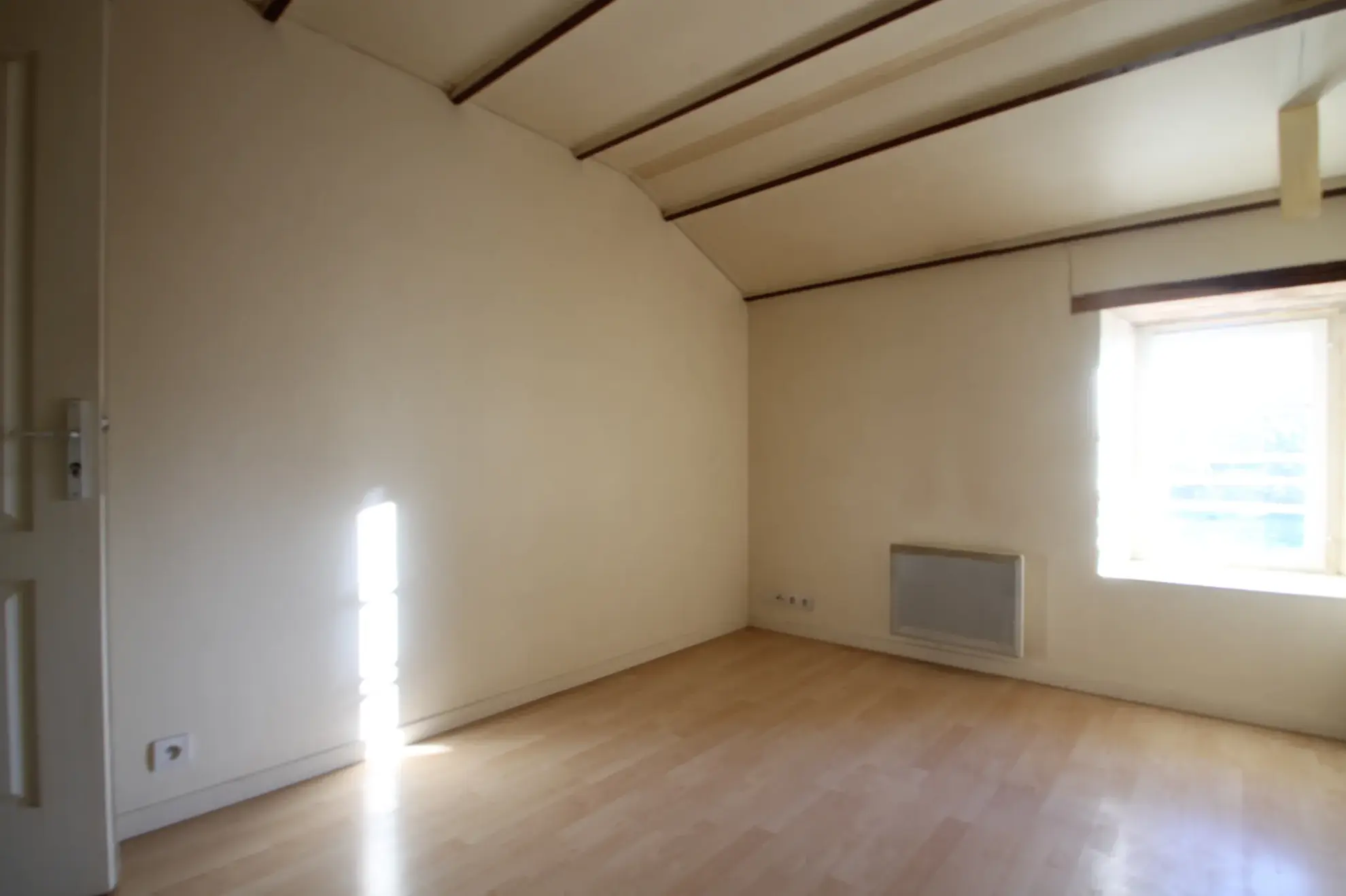 Charmante maison en pierre de 50 m² avec terrasse à Barbezières 