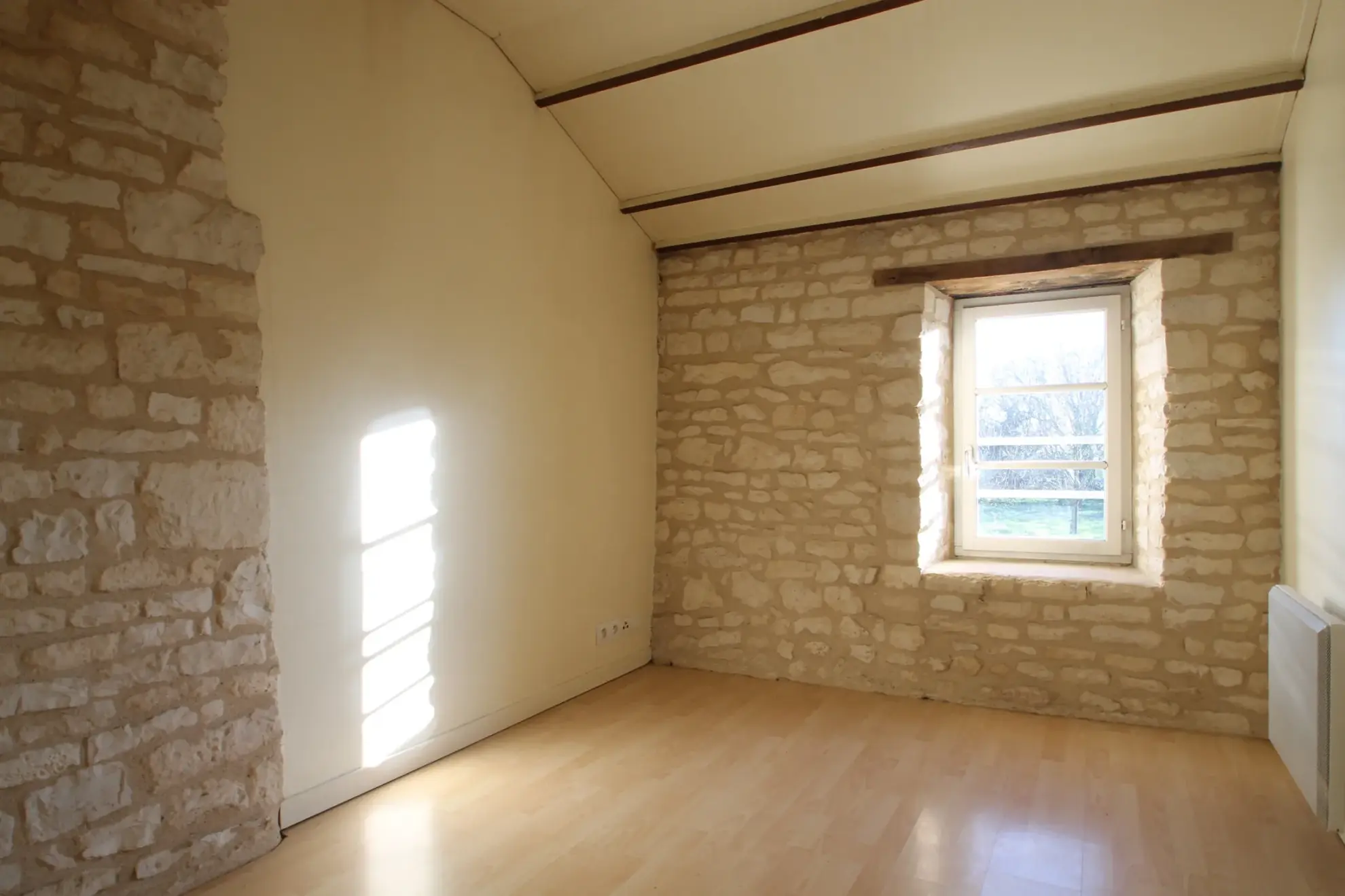 Charmante maison en pierre de 50 m² avec terrasse à Barbezières 