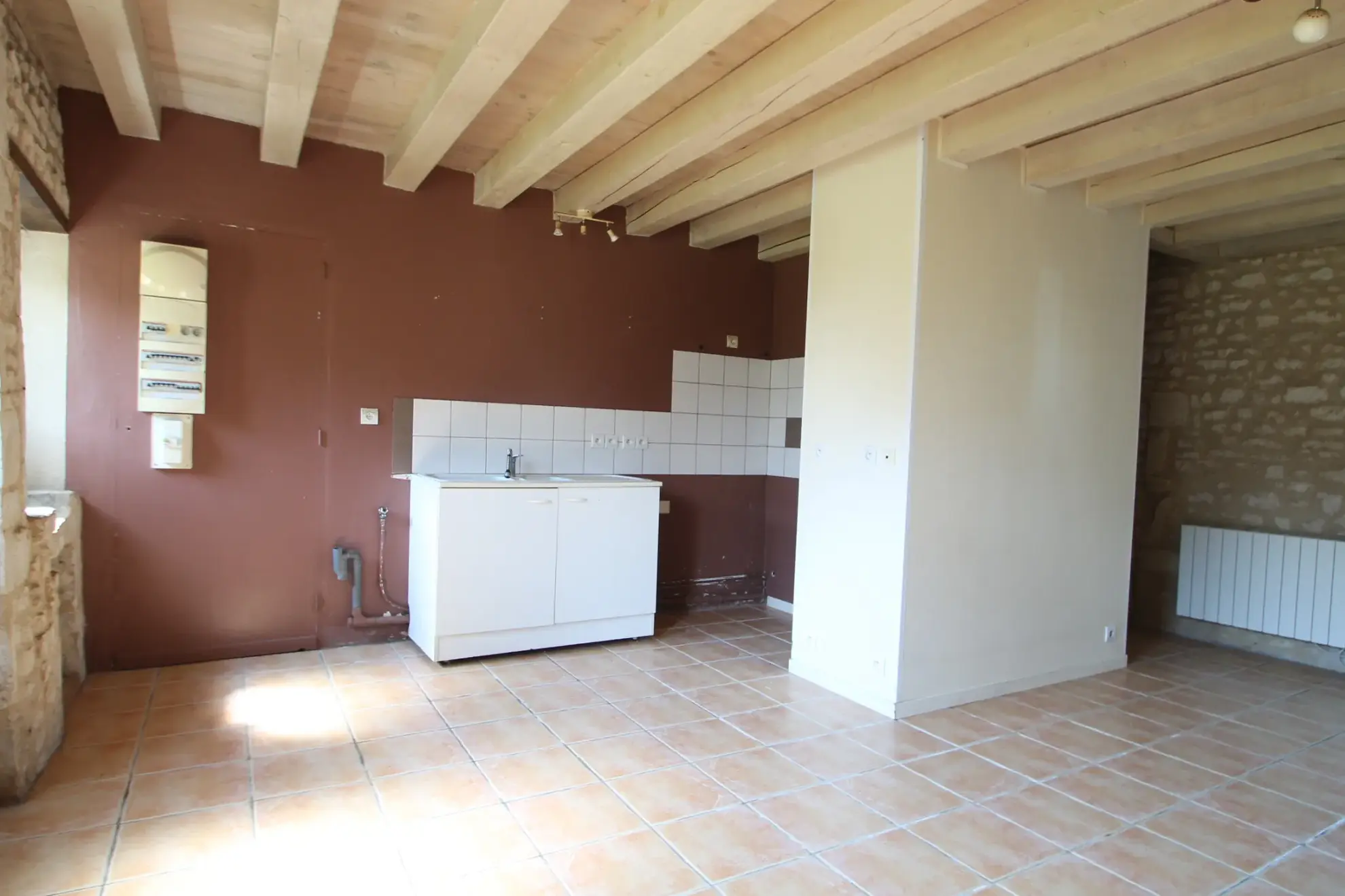 Charmante maison en pierre de 50 m² avec terrasse à Barbezières 