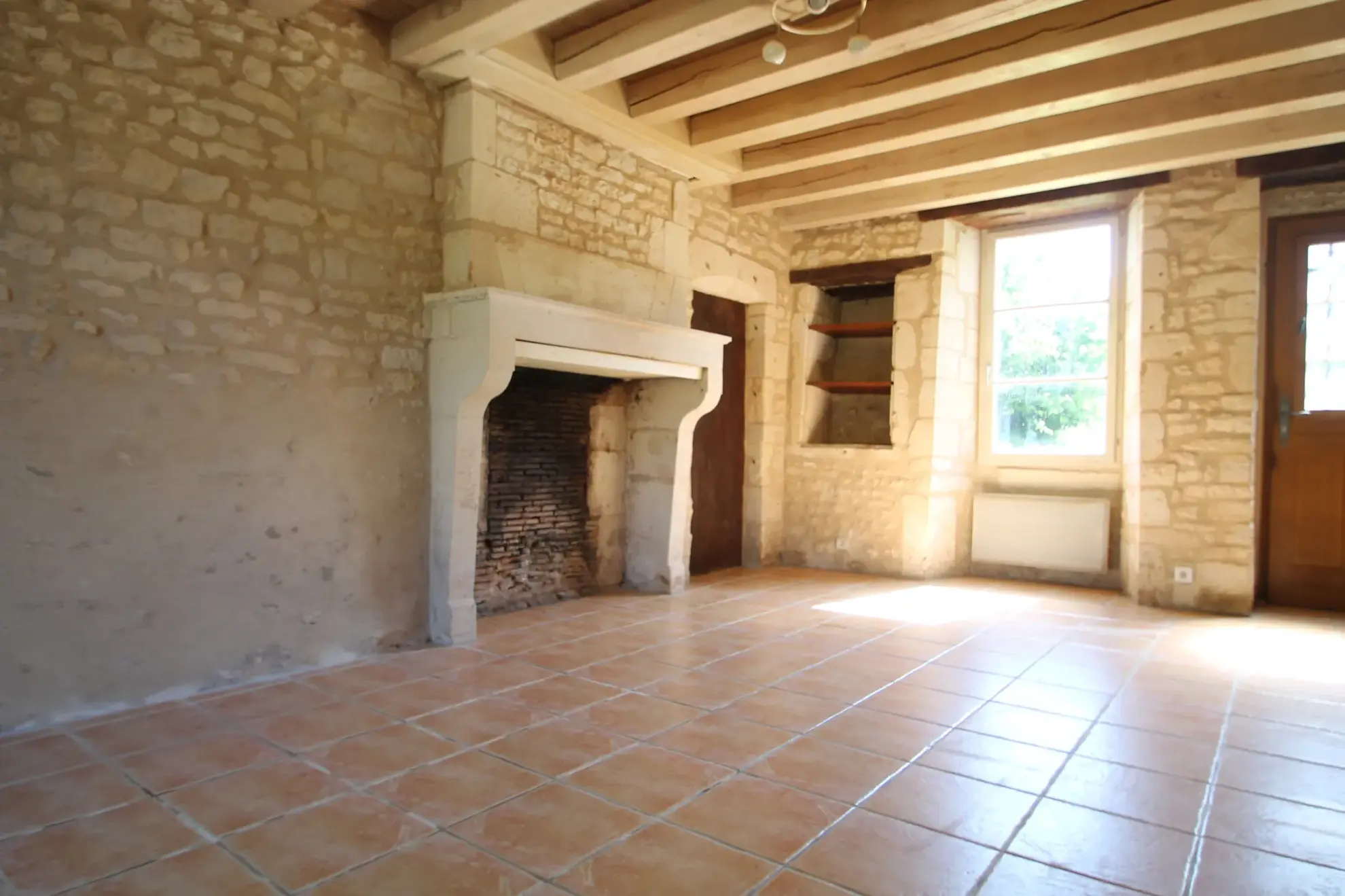 Charmante maison en pierre de 50 m² avec terrasse à Barbezières 