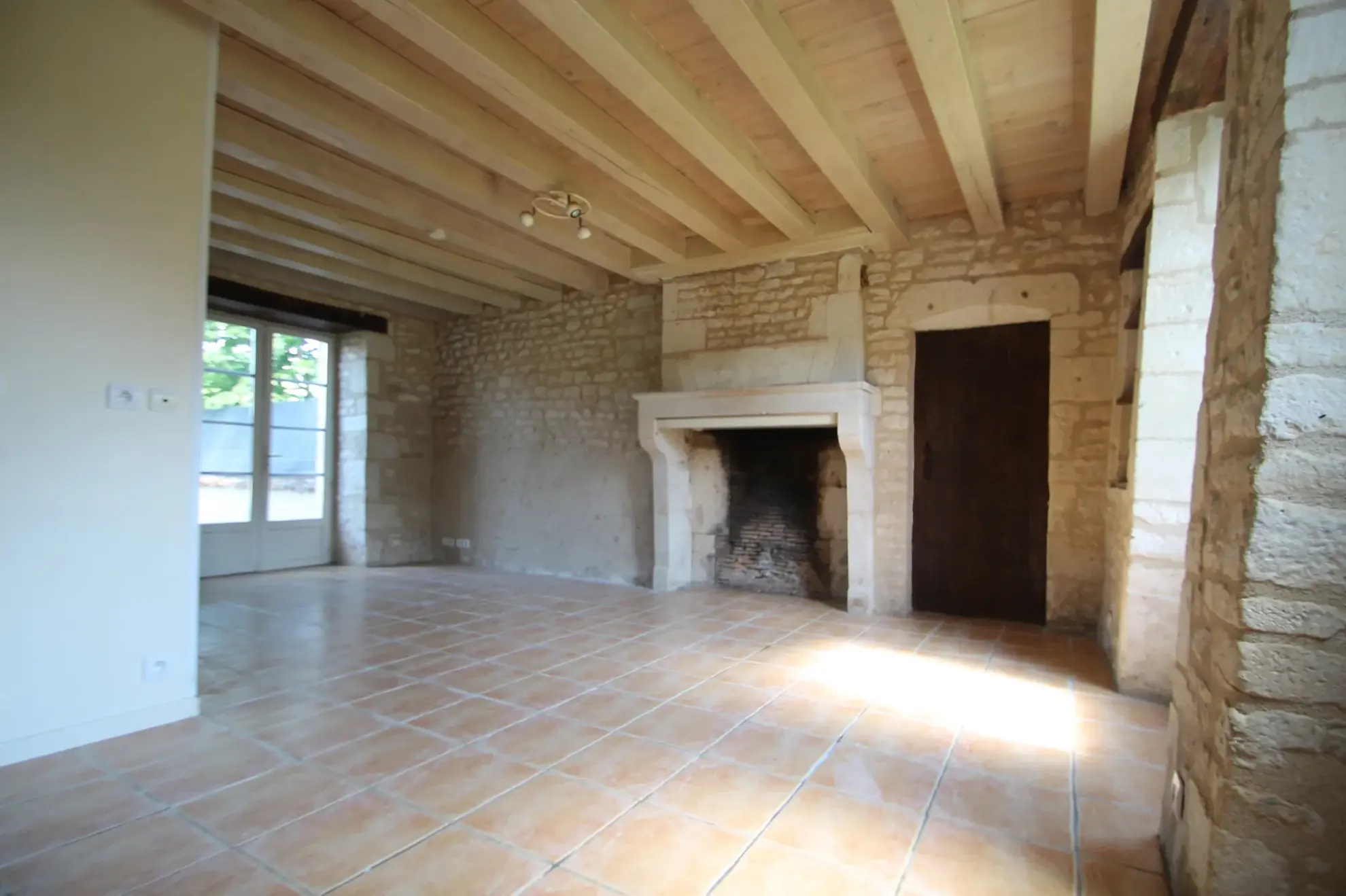 Charmante maison en pierre de 50 m² avec terrasse à Barbezières 