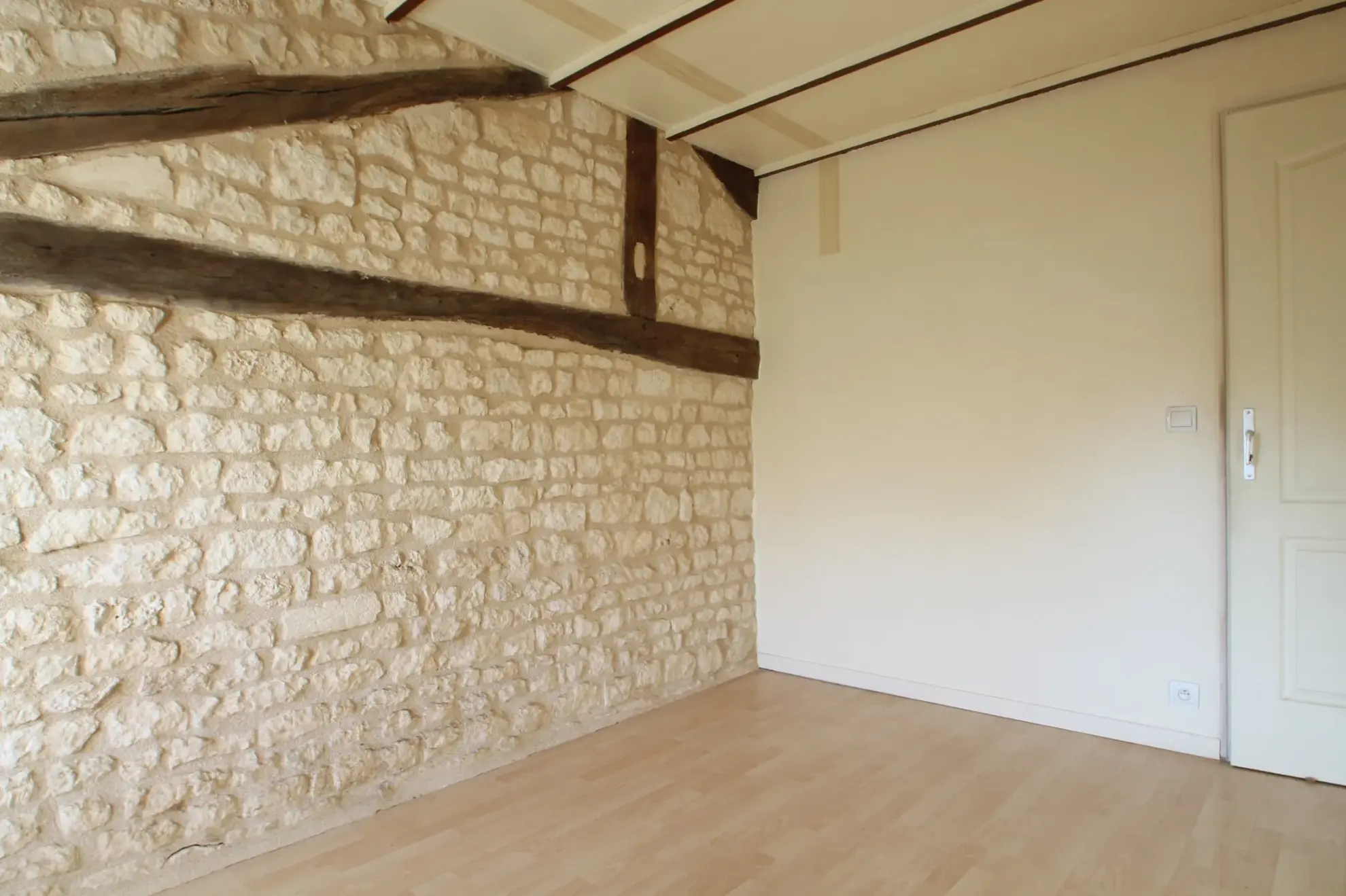 Charmante maison en pierre de 50 m² avec terrasse à Barbezières 