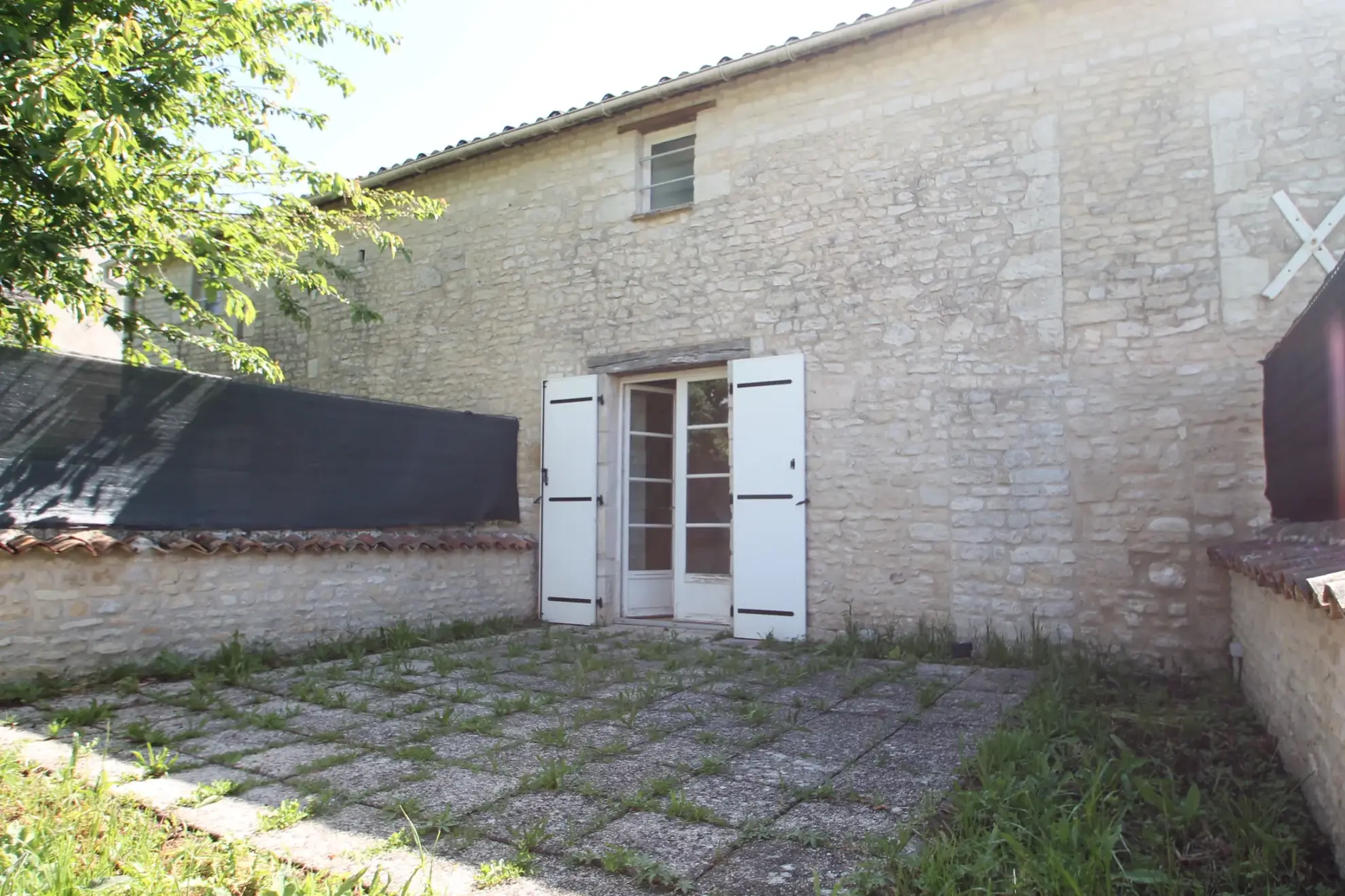 Charmante maison en pierre de 50 m² avec terrasse à Barbezières 