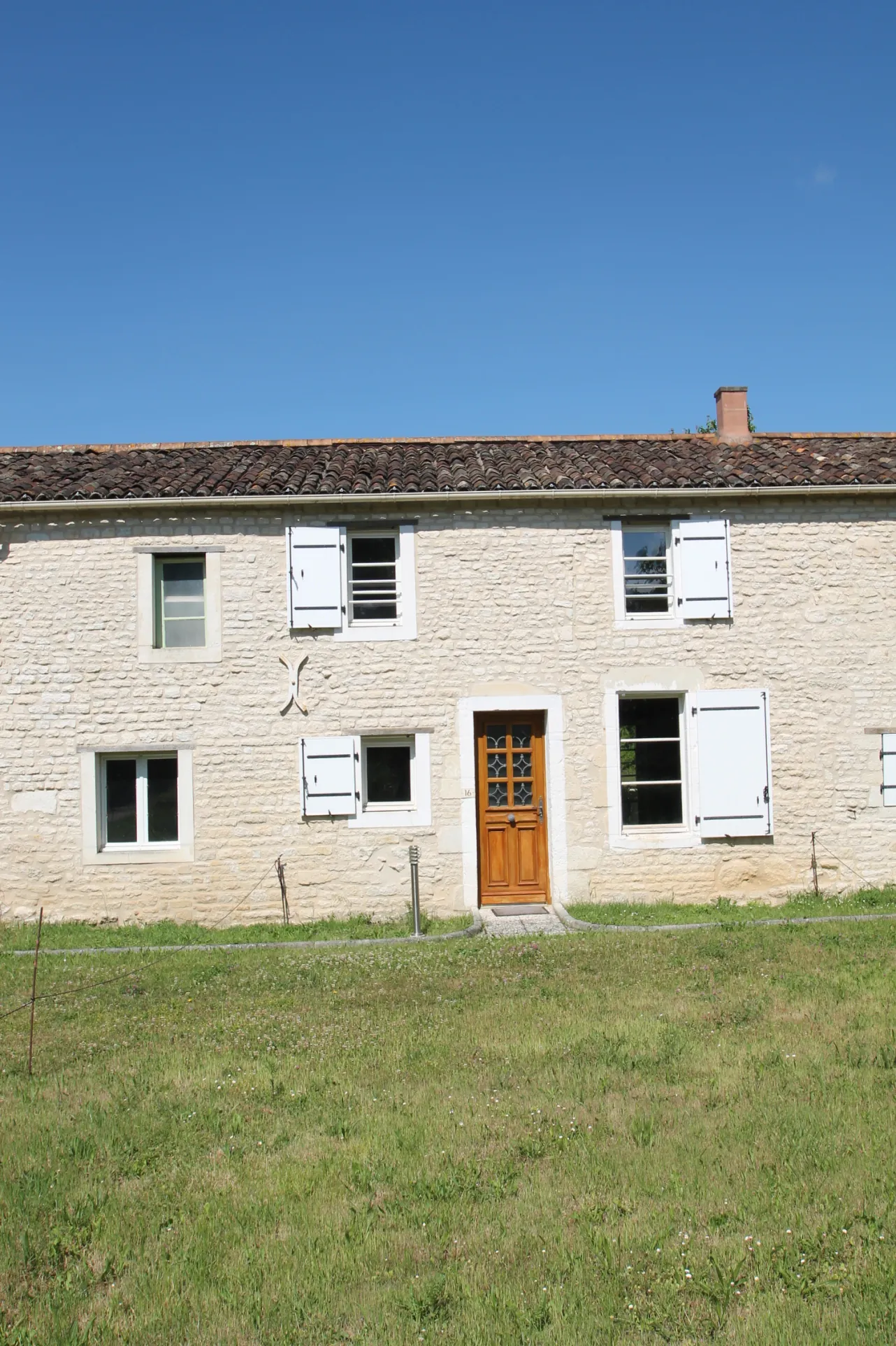 Charmante maison en pierre de 50 m² avec terrasse à Barbezières