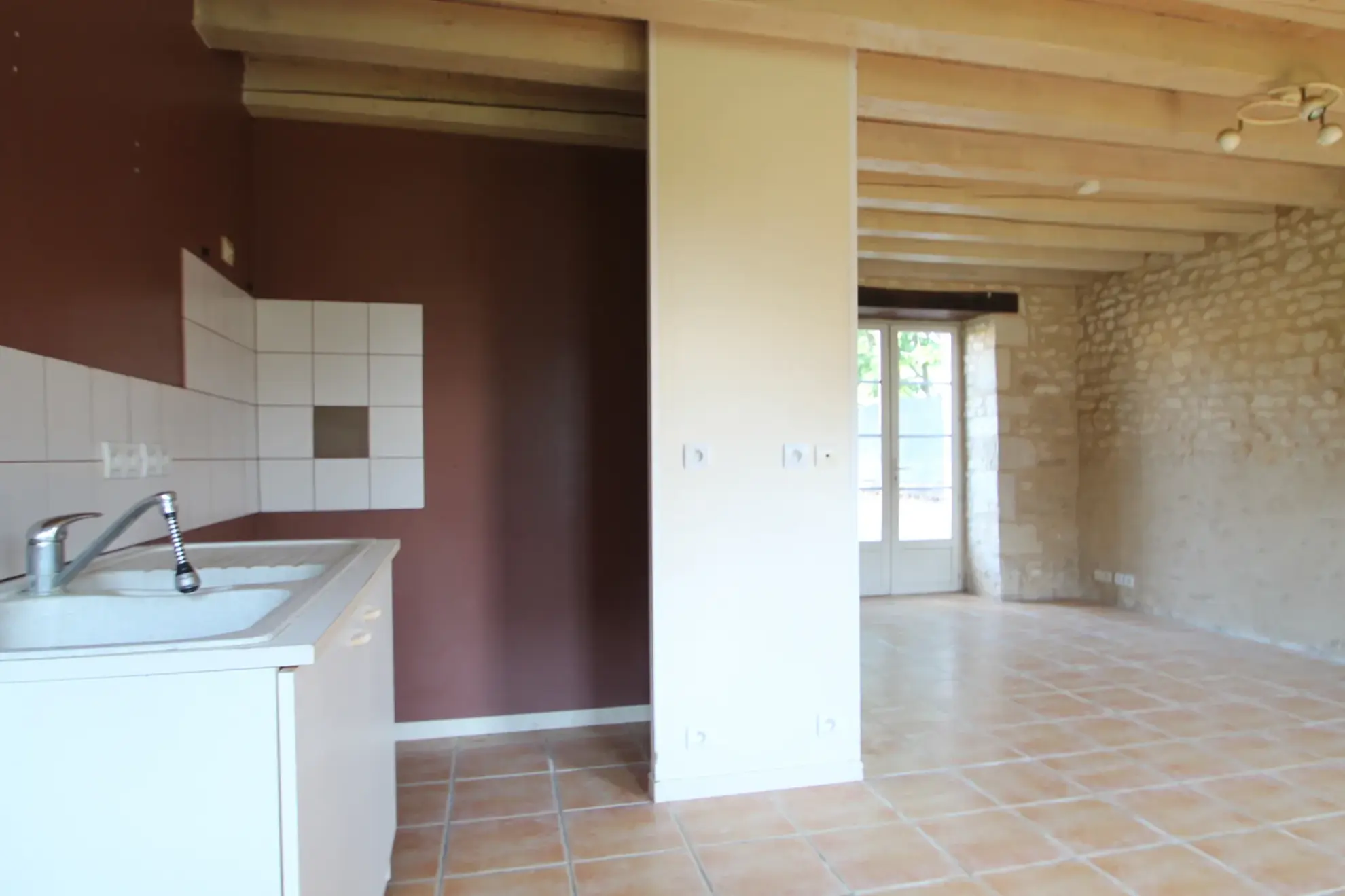 Charmante maison en pierre de 50 m² avec terrasse à Barbezières 