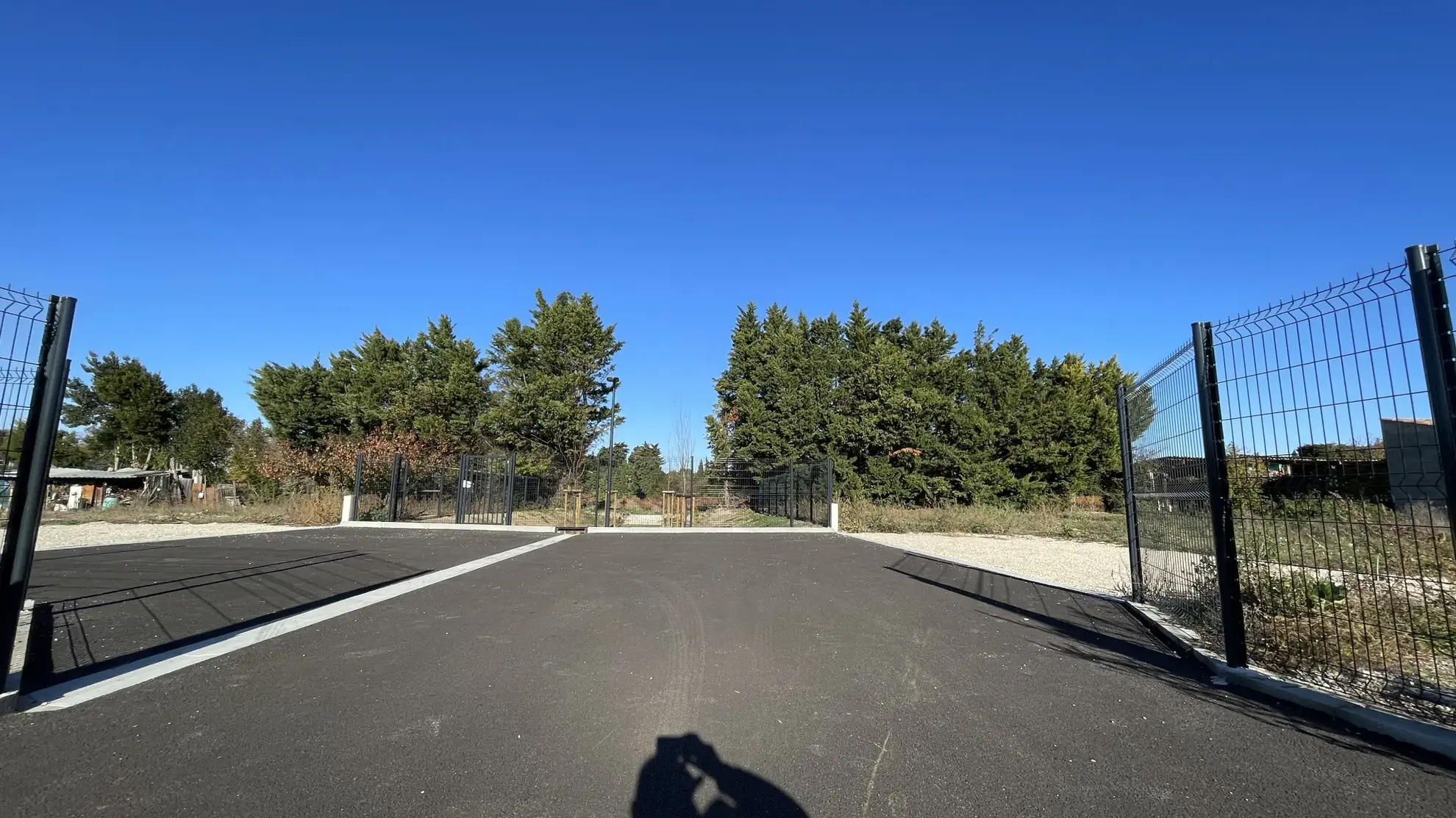 Terrain viabilisé de 579m² à Violes, proche Orange, prêt à construire 