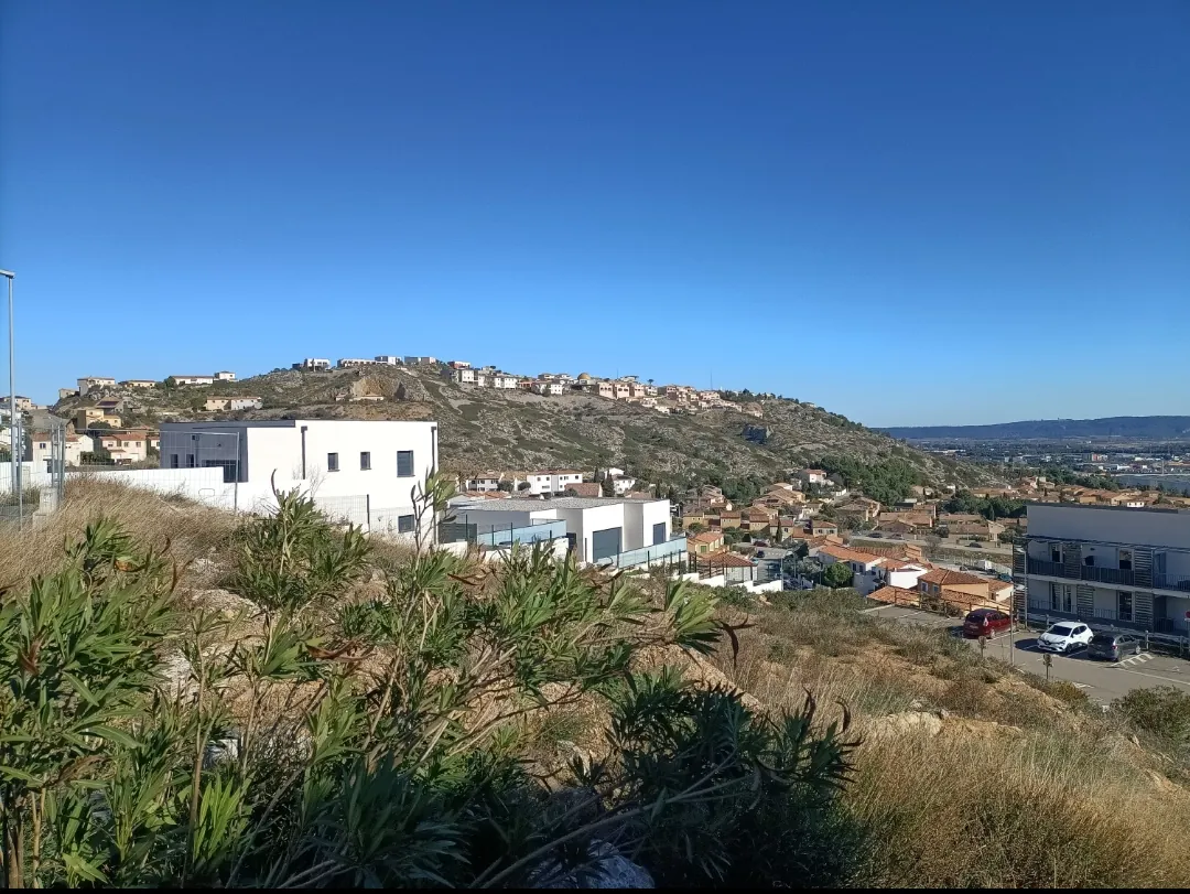 Très beau terrain constructible et viabilisé à Narbonne avec vue imprenable 