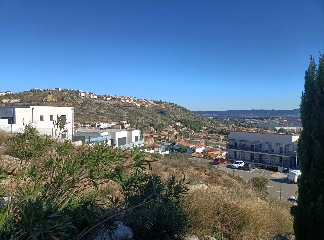 Très beau terrain constructible et viabilisé à Narbonne avec vue imprenable 