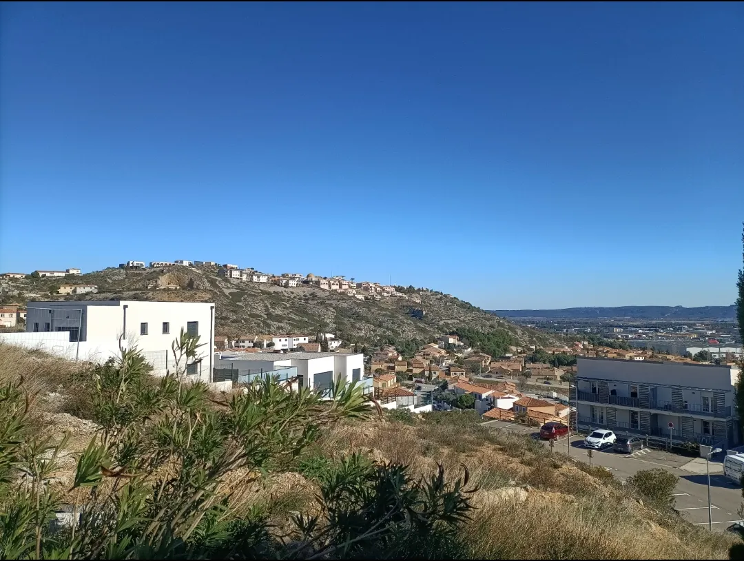 Très beau terrain constructible et viabilisé à Narbonne avec vue imprenable 