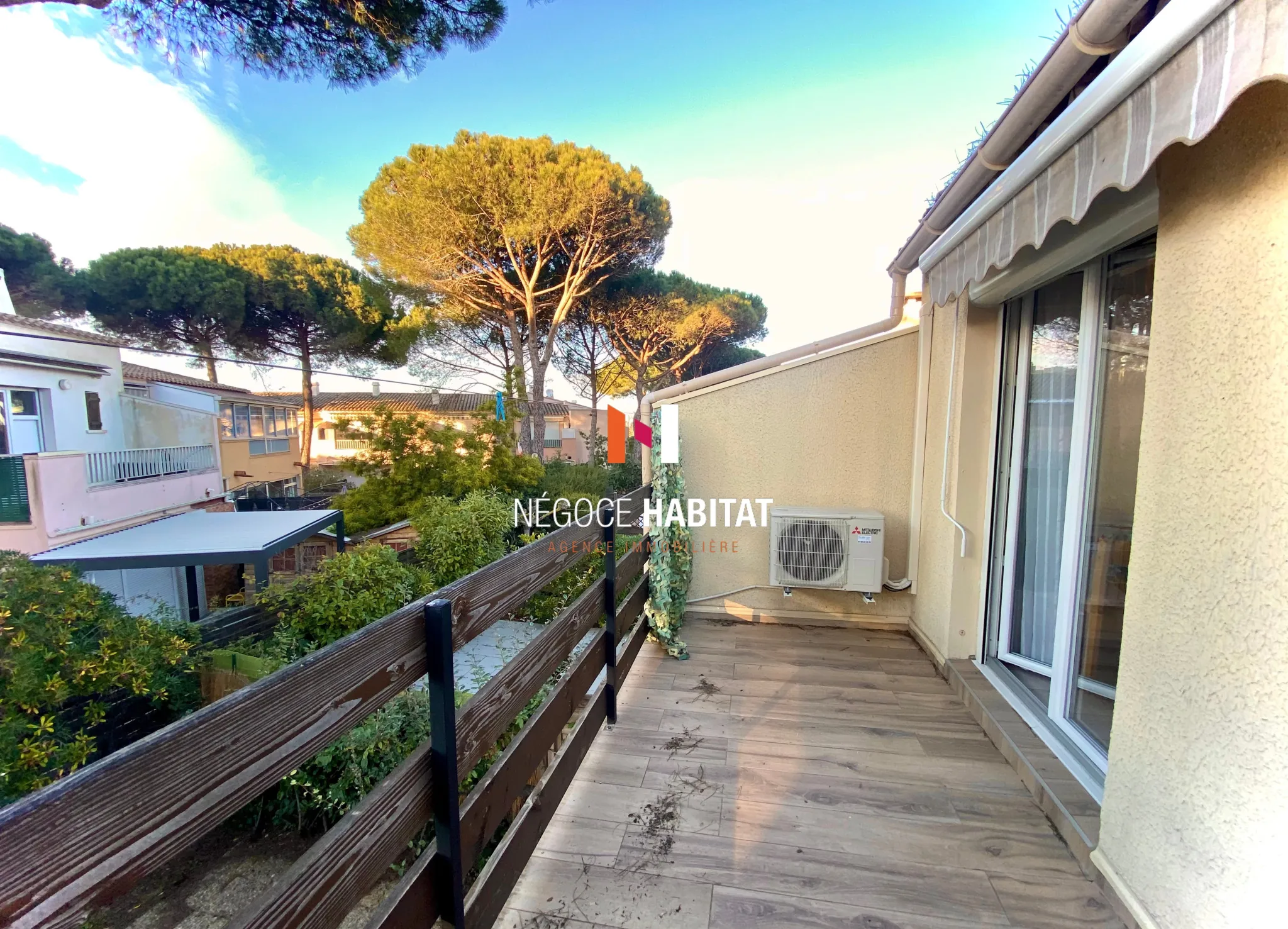 Studio Cabine rénové à Cap d'Agde avec balcon, parking et vue ouest 