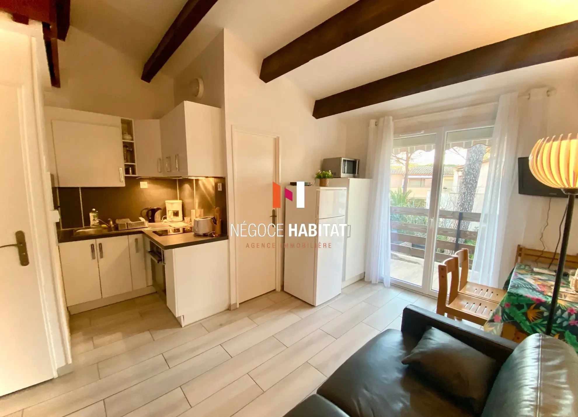 Studio Cabine rénové à Cap d'Agde avec balcon, parking et vue ouest 